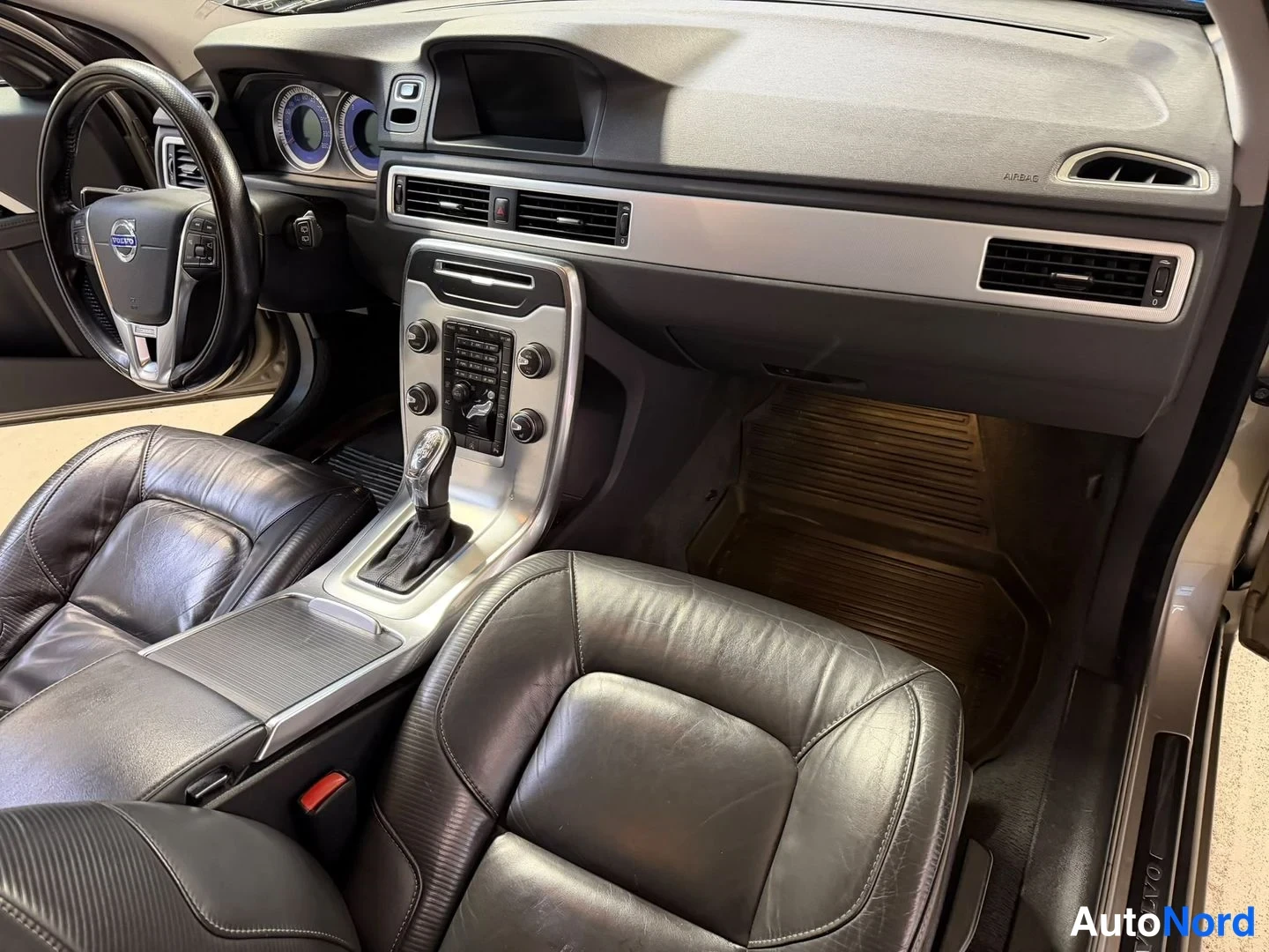Beige Volvo V70 2013, kuva 15