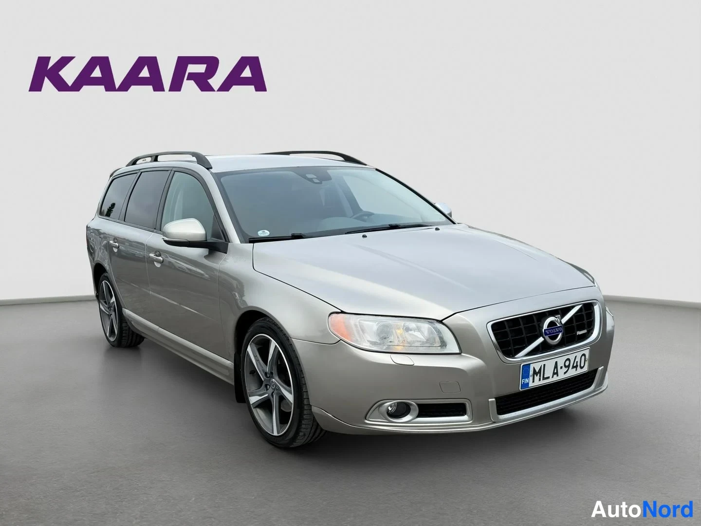 Beige Volvo V70 2013, etuviisto, keula oikealle, kuva 3