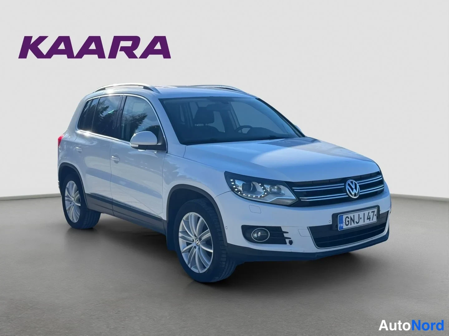 Etuviisto, nokka oikealle: Valkoinen Volkswagen Tiguan etukulmasta oikealta, rekisteritunnus