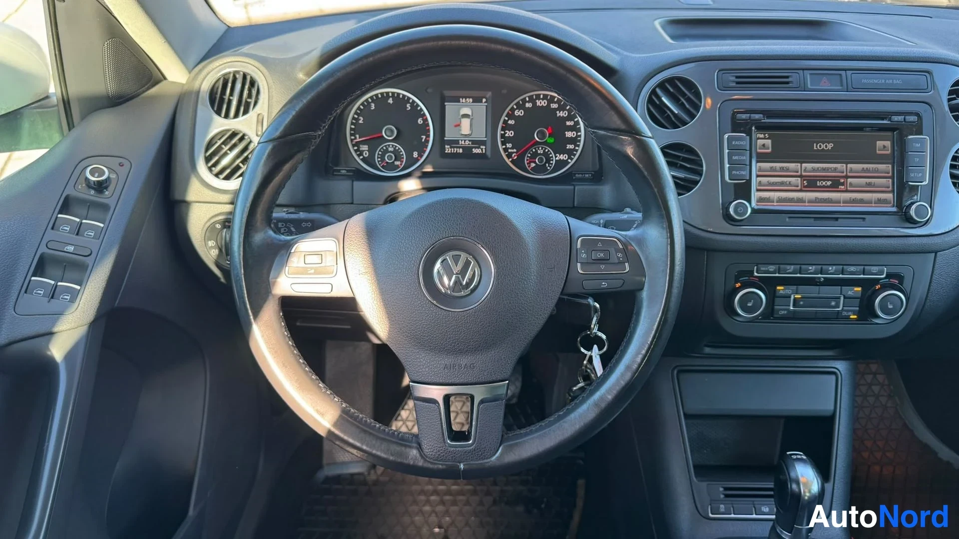 Muu: Volkswagenin kojelauta ja ohjauspyörä kuvattuna suoraan edestä, mittarit ja kosketusnäytöllinen radio yksiköt näkyvät.