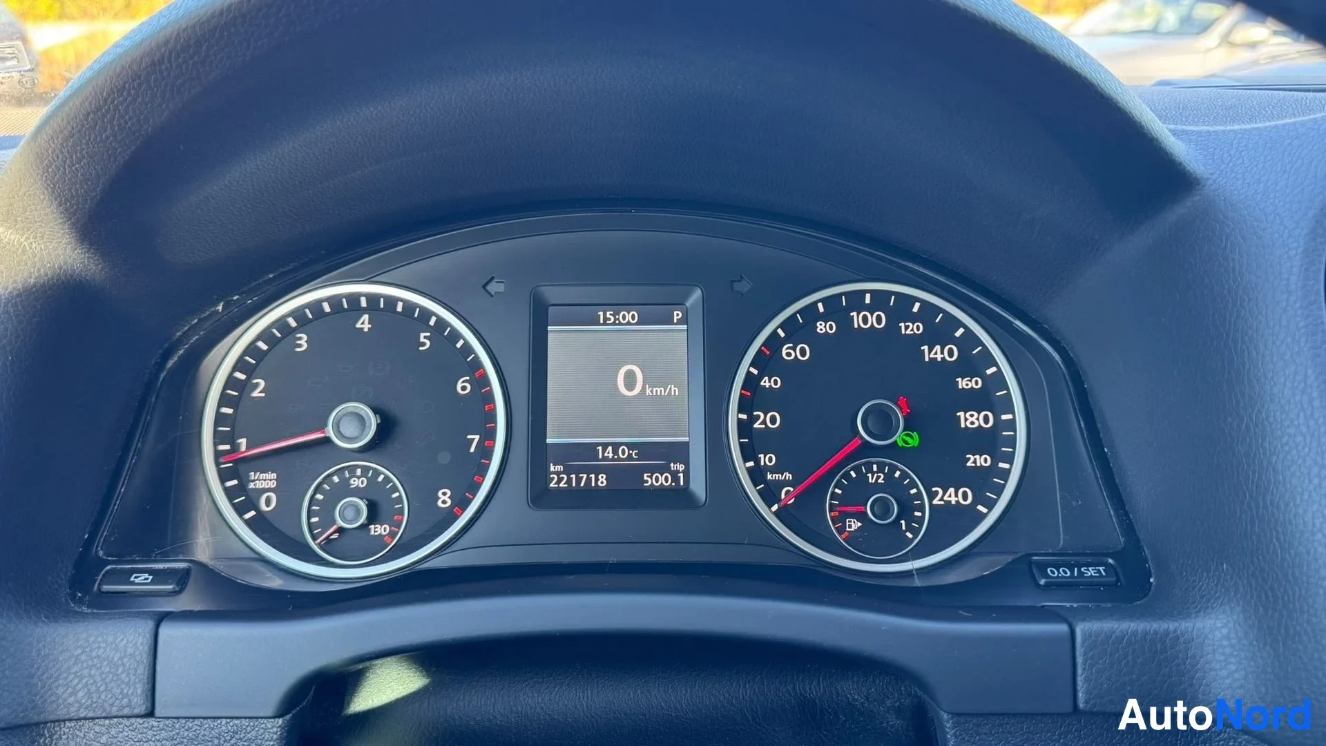 Muu: Mittariston lähikuva: nopeusmittari 240 km/h asti, kierroslukumittari 8 000 r/min asti, näytössä lukema 221718 km.