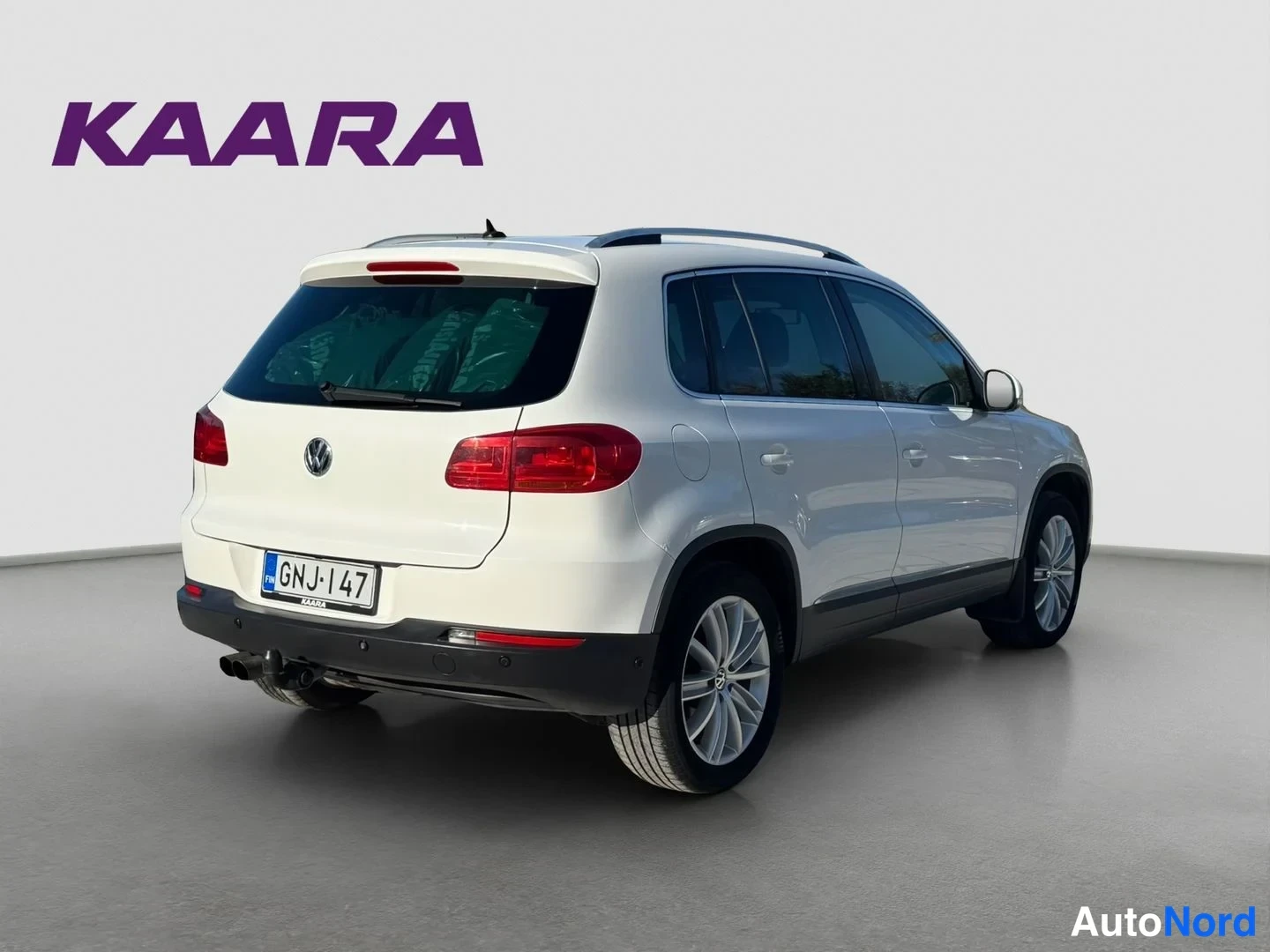 Takaviisto: Valkoinen Volkswagen Tiguan takakulmasta, rekisteritunnus, taakse kytketty vetokoukun moduuli