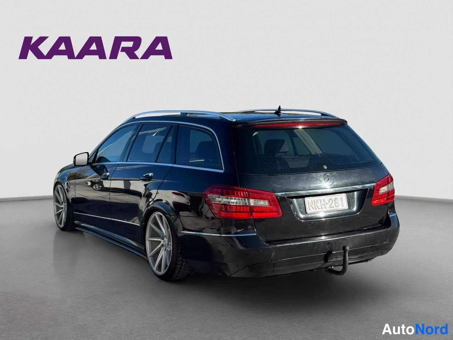 Takaviisto: Mustan Mercedes-Benz farmariauto takaviisto valkoista taustaa vasten