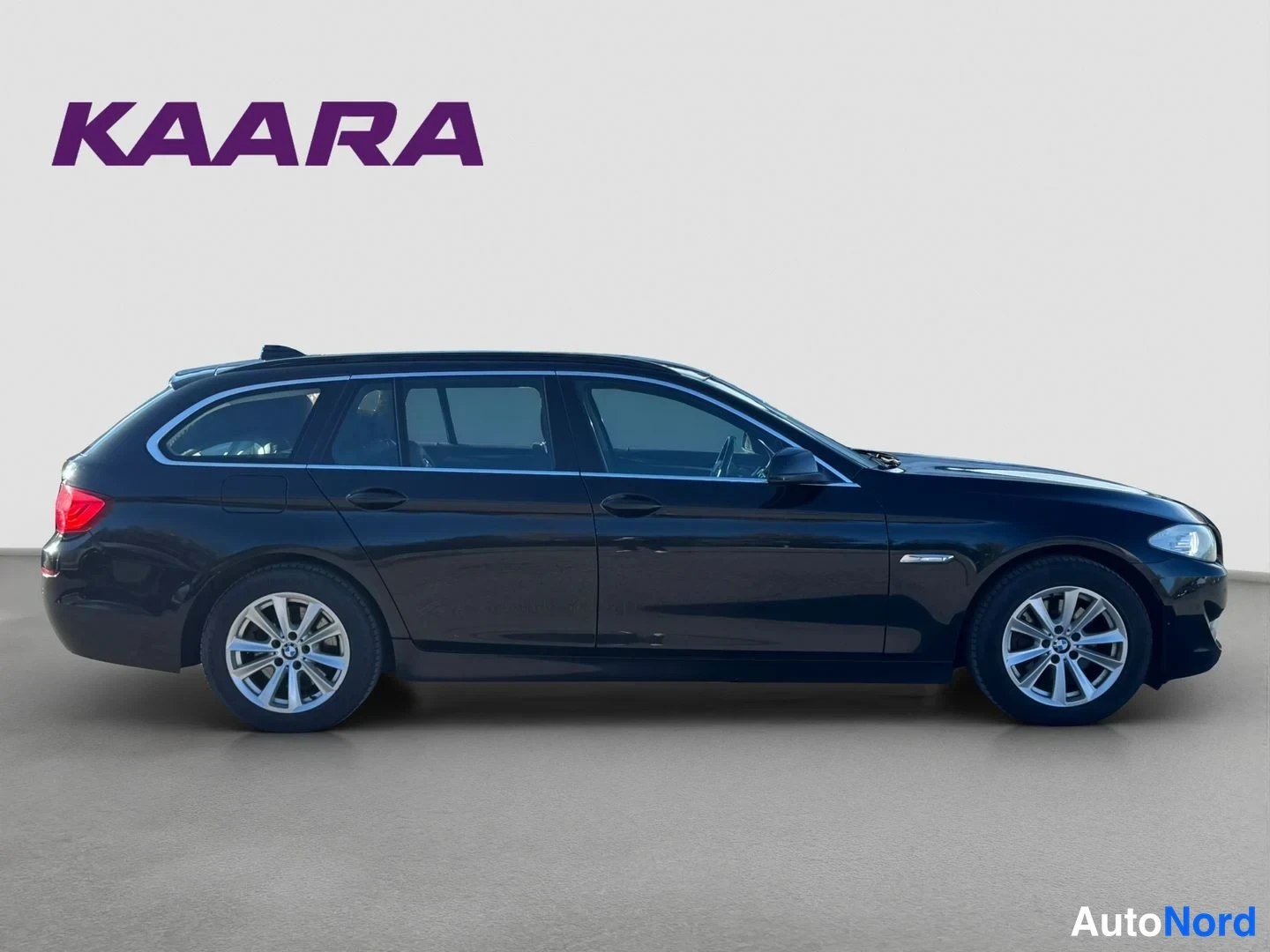 Sivulta: Mustan BMW 520 Touring -farmarin sivuprofiili, rekisteritunnus