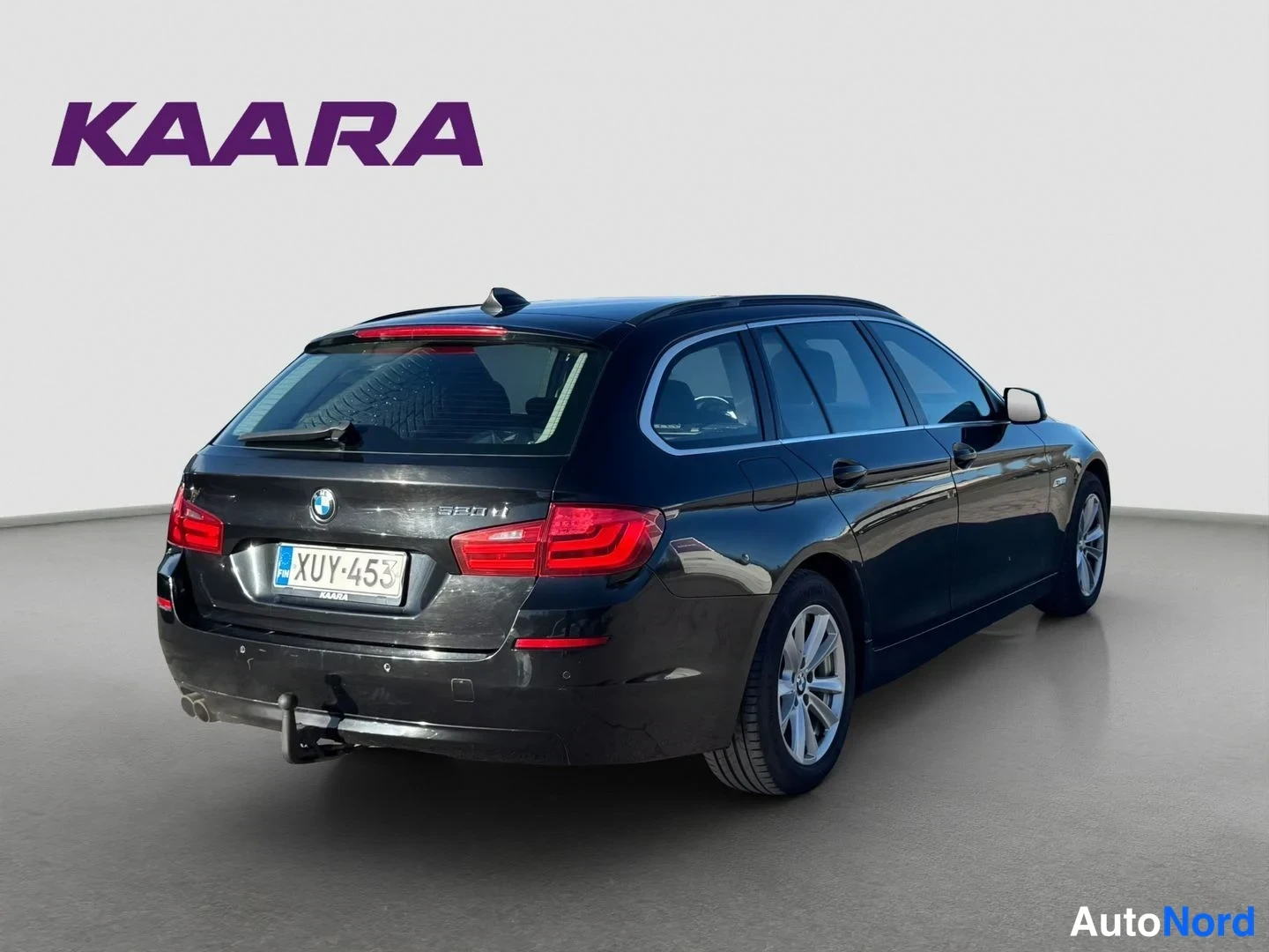 Takaviisto: Mustan BMW 520 Touring -farmarin takakulma, rekisteritunnus