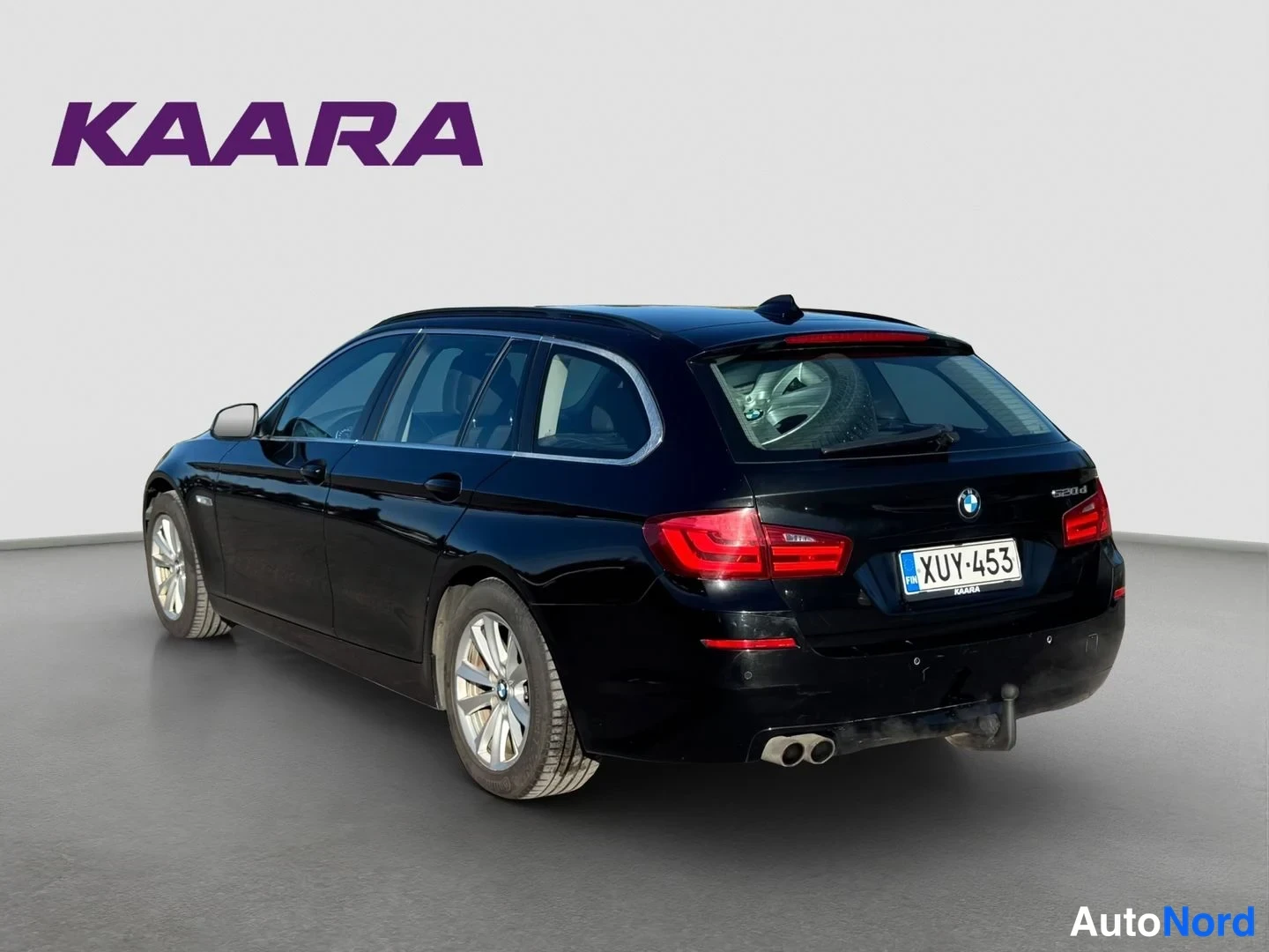 Takaviisto: Musta BMW 530d F11 -farmari takaviistosta, rekisteritunnus