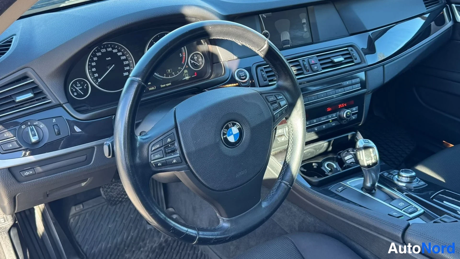 Muu: Ohjaamo oikealta ohjattu BMW: nmvatti ja mittaristo vasemmalla, monitoimiohjauspyörä, automaattivaihteen valitsin ja keskikonsolin näyttö.