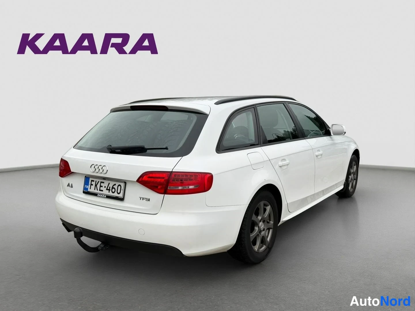 Takaviisto: Valkoinen Audi A4 Avant -farmari takakulmasta vasemmalle kuvattuna studiovalkoinen tausta, rekisteritunnus.