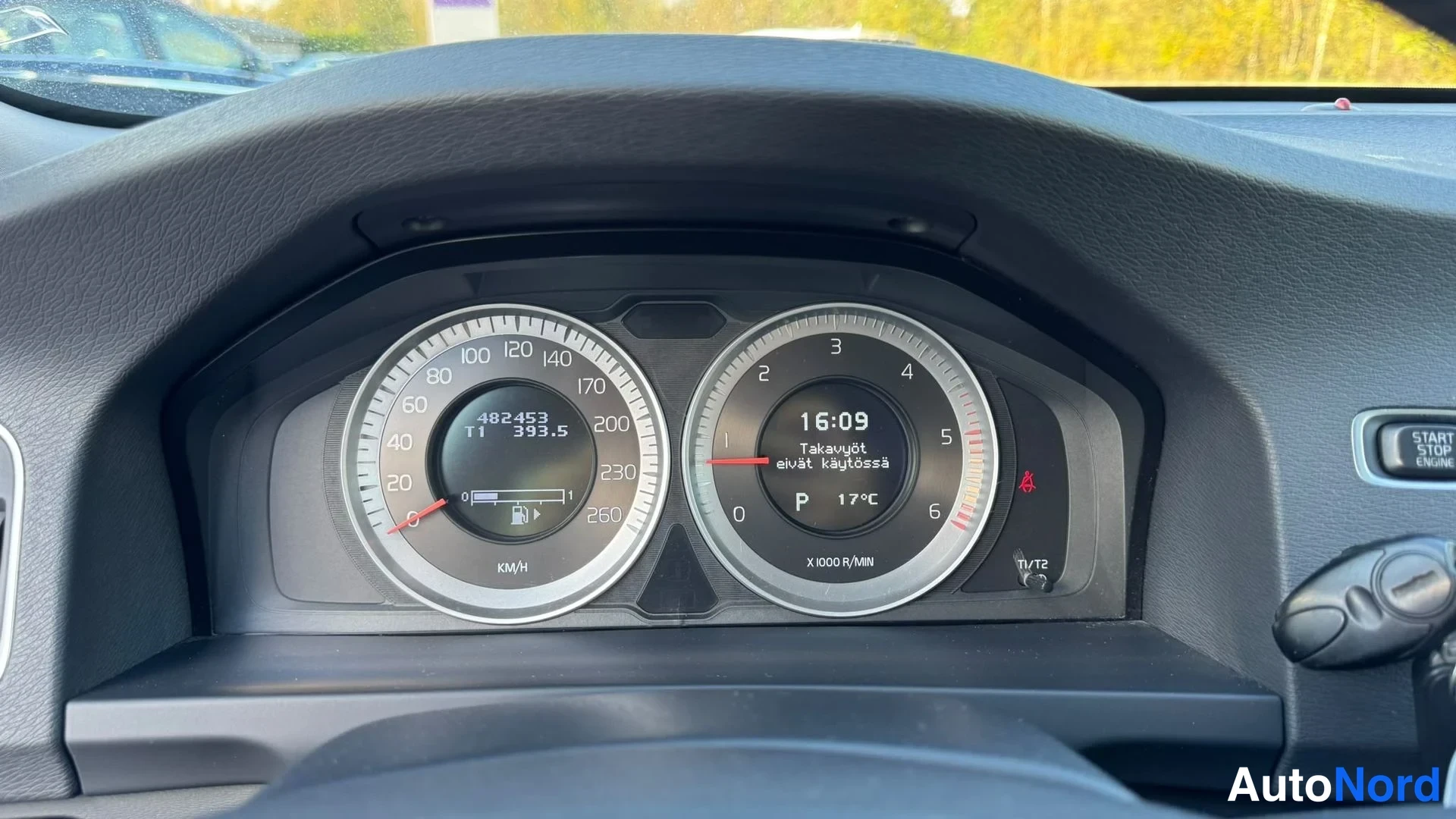 Muu: Mittaristo lähikuvassa: matkamittari 482453, TI1 393.5, kello 16:09, P ja 17°C, teksti 'Takavyöt eivät käytössä'.