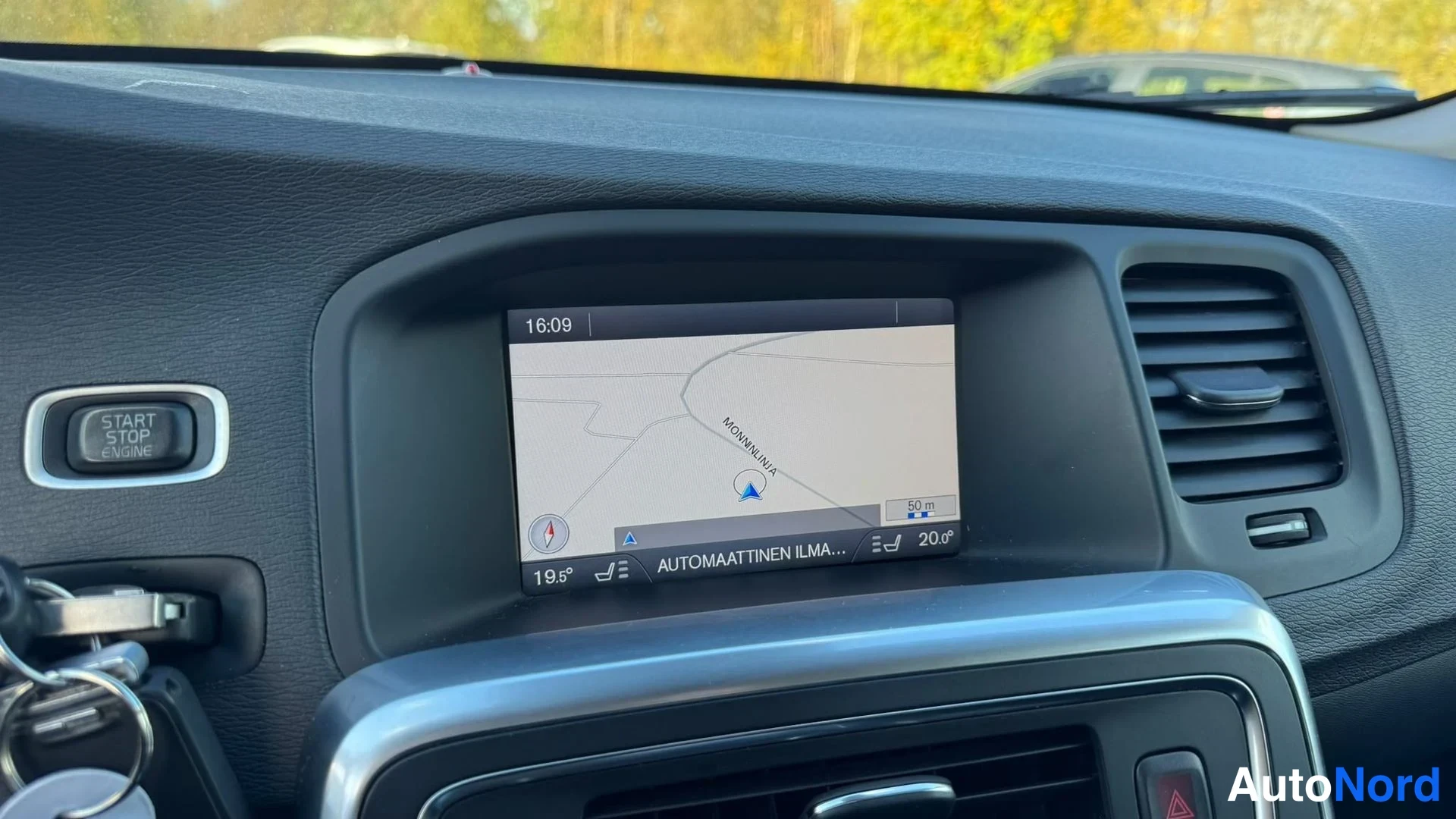 Muu: Kojelaudan näyttö näyttää navigaattorin karttaa kello 16:09; ruudussa teksti AUTOMAATTINEN ILMA... ja lämpötila 20°.