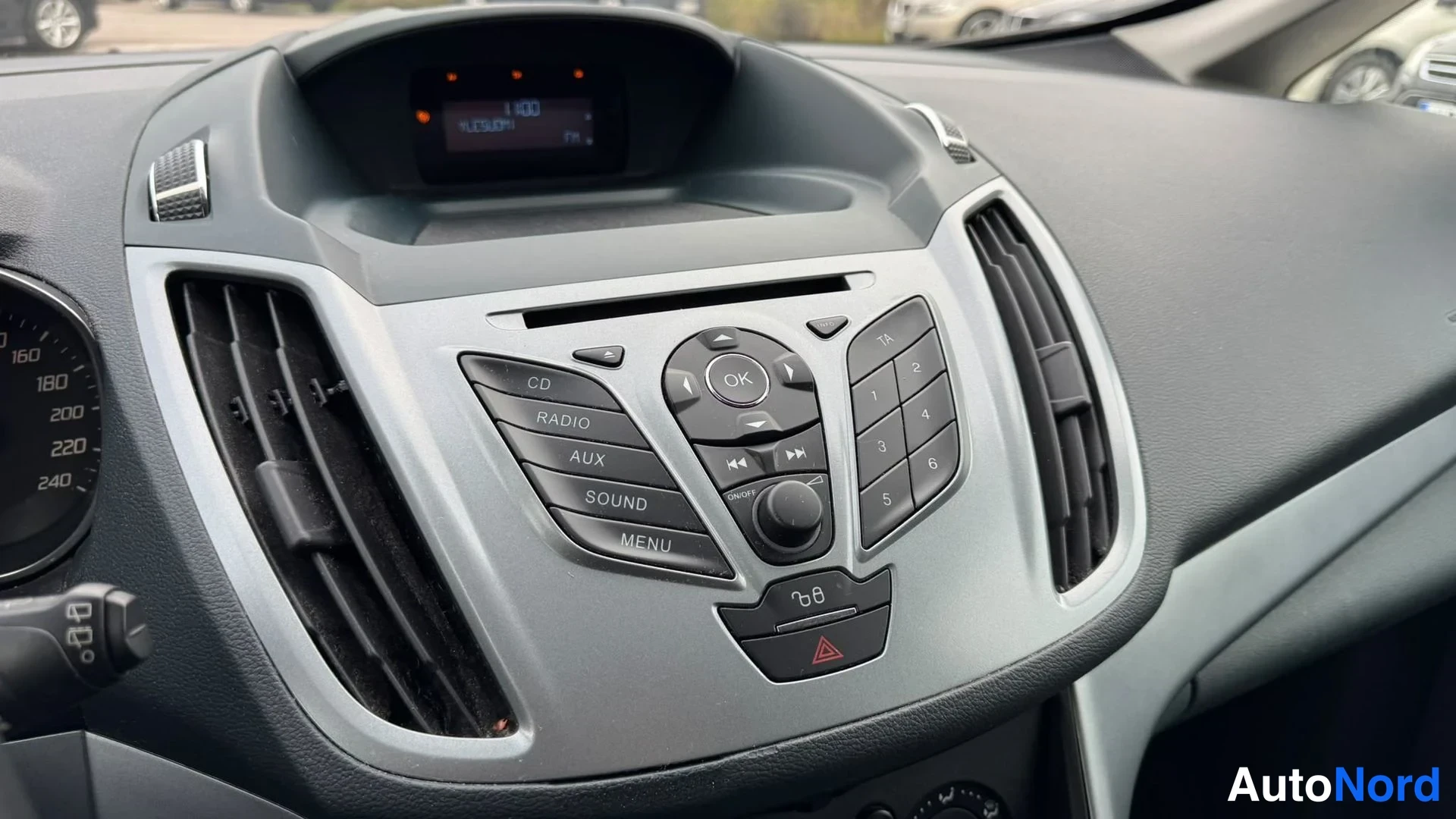 Muu: Keskinäyttö ja cd-soitin: napit CD, RADIO, AUX, SOUND, MENU, numeronäppäimet 1-6, OK-painike ja varoitusvalon painike.