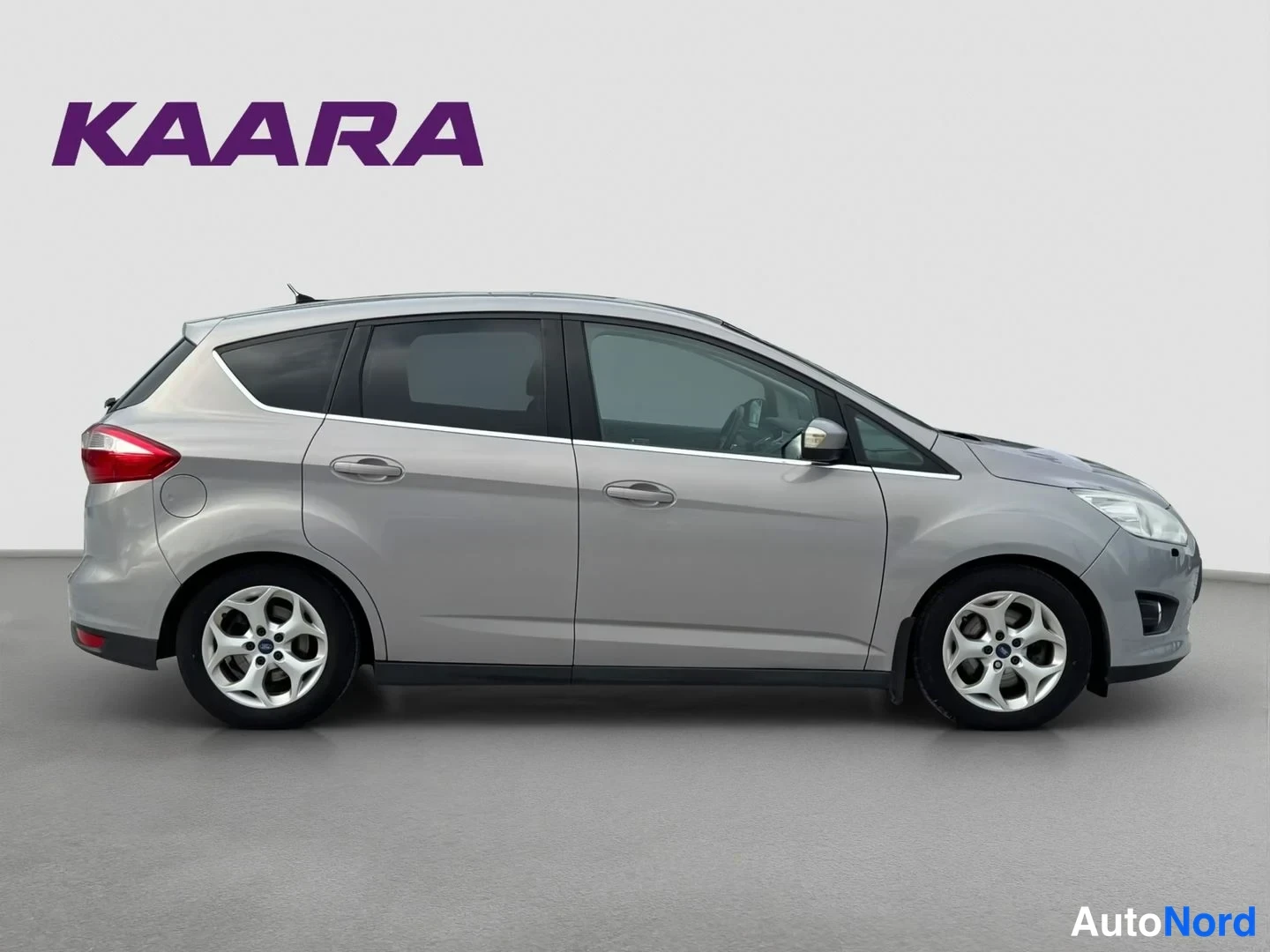 Sivulta: Hopeanharmaa Ford C-Max sivulta vasemmalta kuvattuna studiossa.