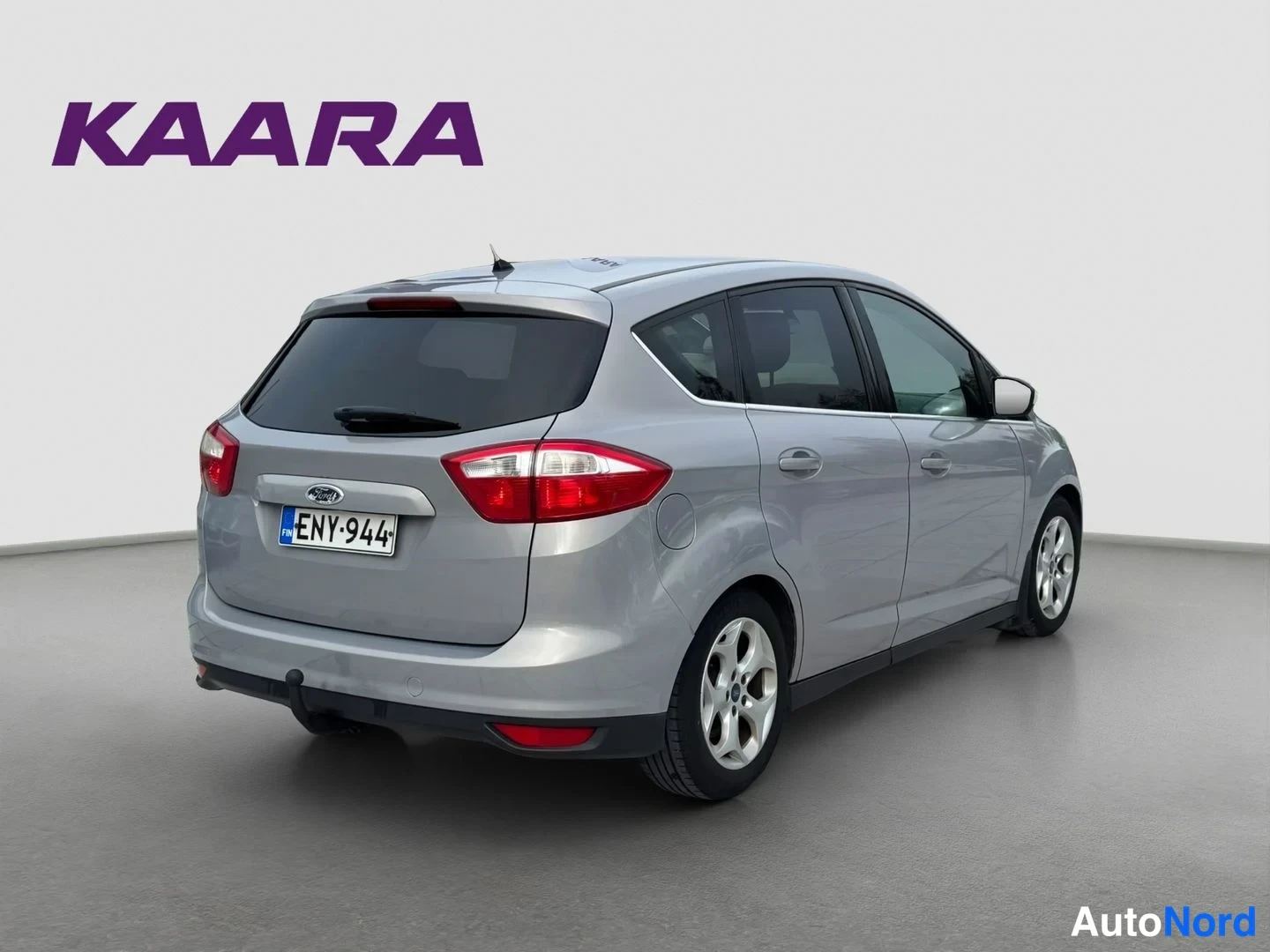 Takaviisto: Hopeanharmaa Ford C-Max takaokoliskolta oikealta studiossa, rekisterikilpi.