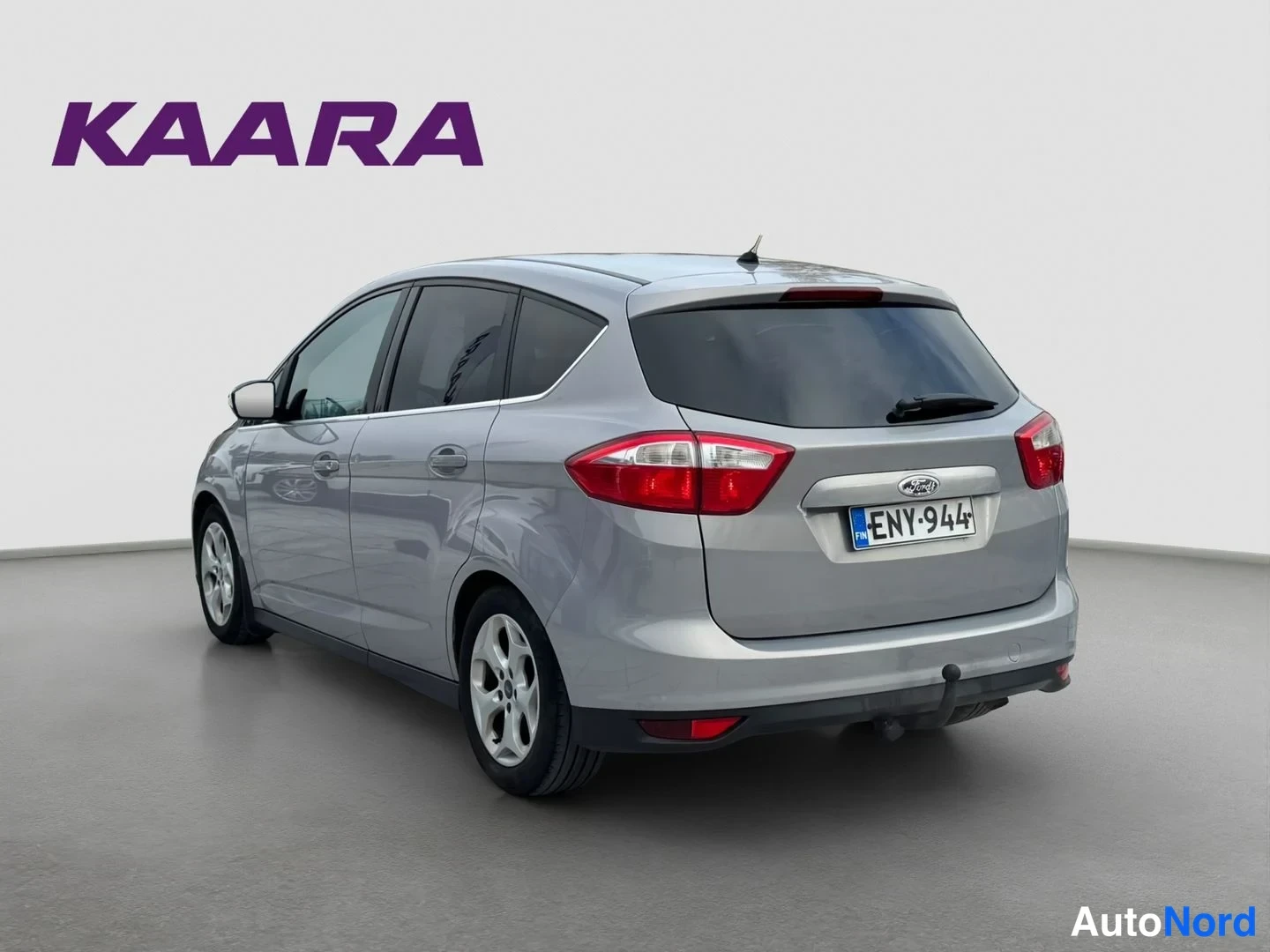 Takaviisto: Ford C-Max, takakulmanäkyymisestä. Harmaa koriväri, takavalo ja rekisteritunnus näkyvät.
