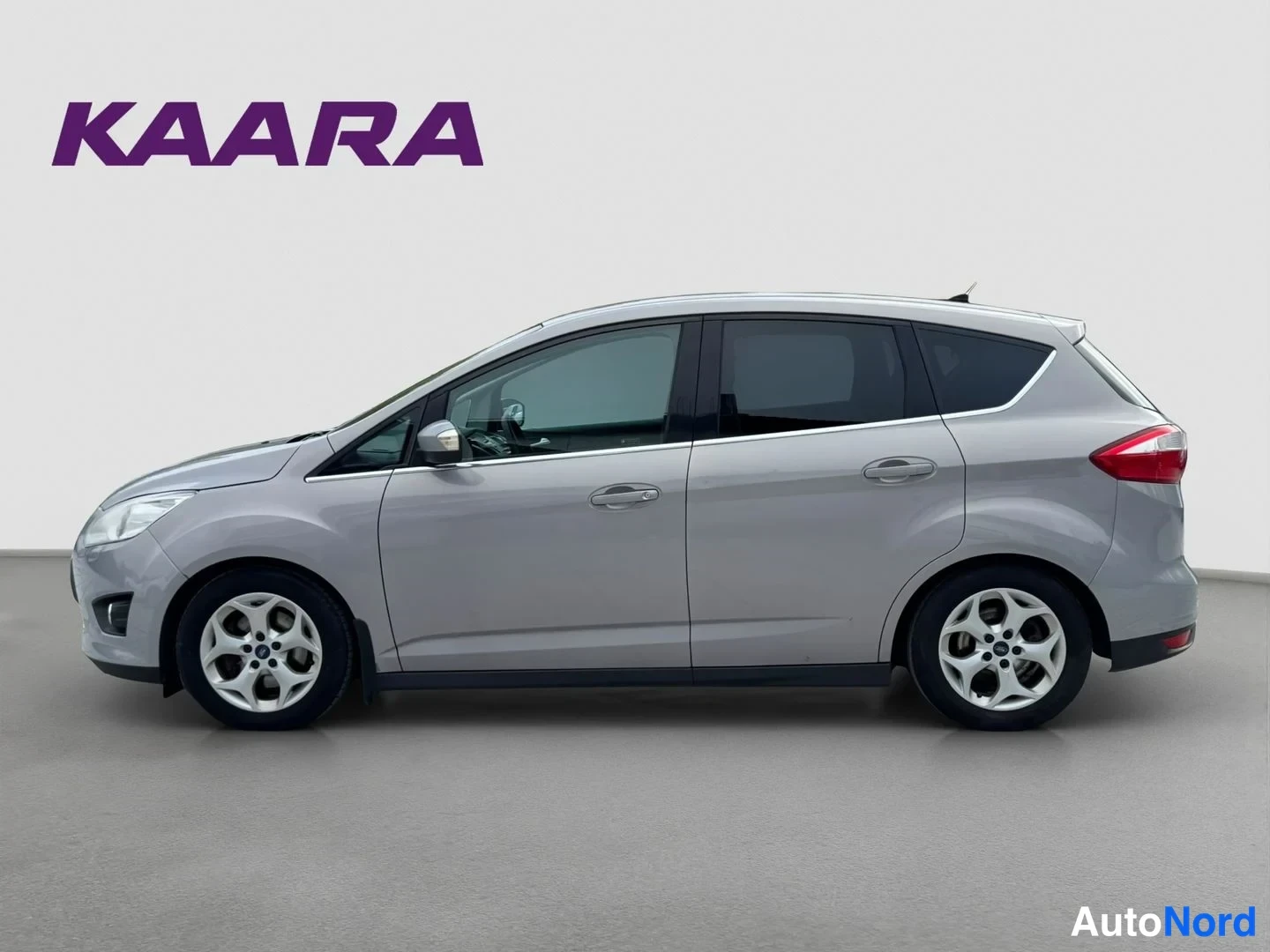 Etuviisto, nokka vasemmalle: Ford C-Max, sivukulmanäkymä vasemmalle. Harmaanvärinen koripaneeli ja neljä ovea näkyvät.