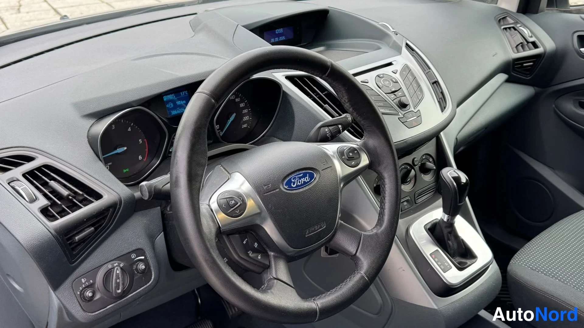 Etuviisto, nokka oikealle: Ford C-Max sisätilat: ohjauspyörä ja kojelauta, automaattivaihteisto.