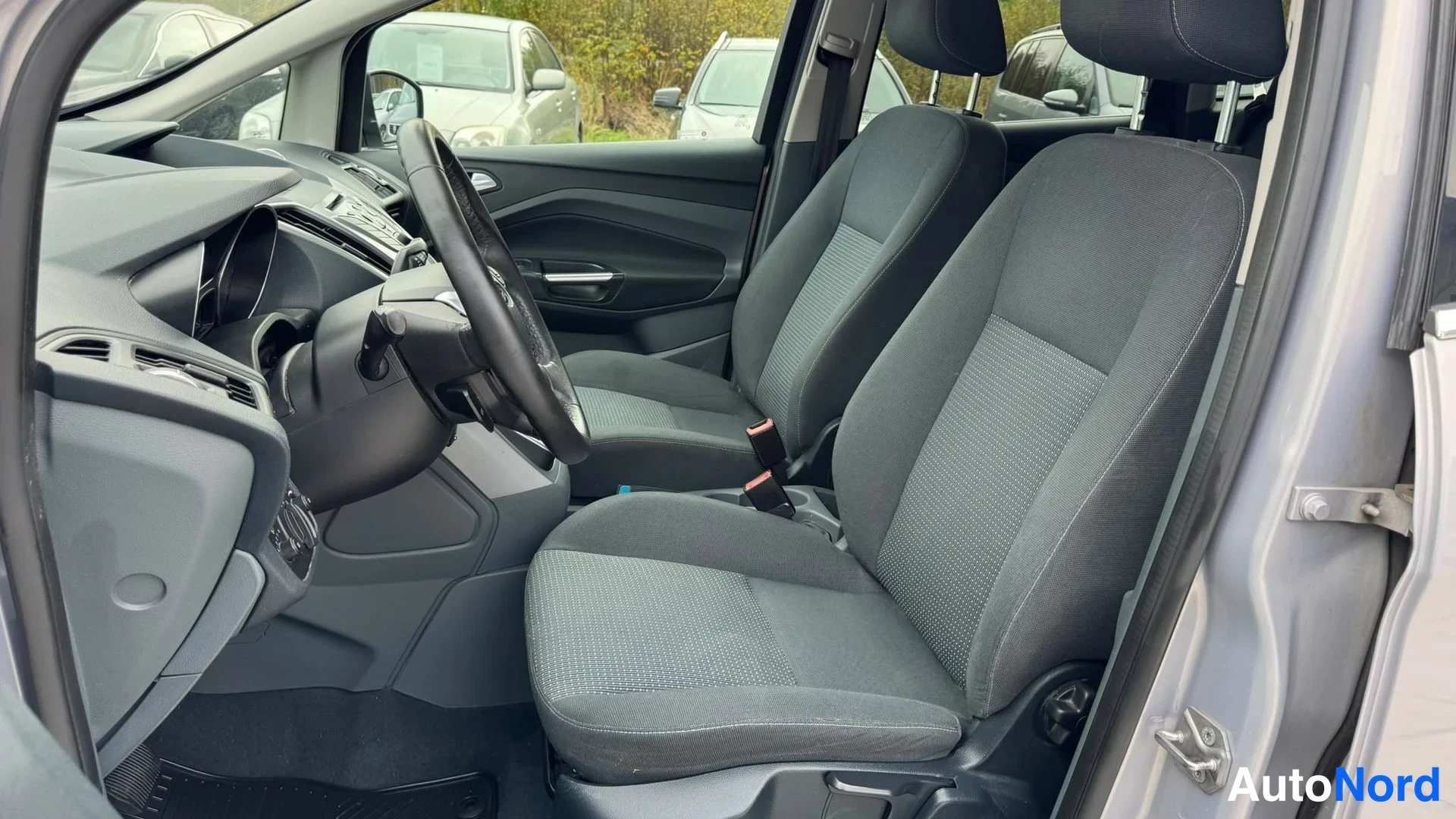 Etuviisto, nokka oikealle: Ford C-Max sisätilat: kaksi etuistuinta ja kaksiosainen tavaratilan matto.