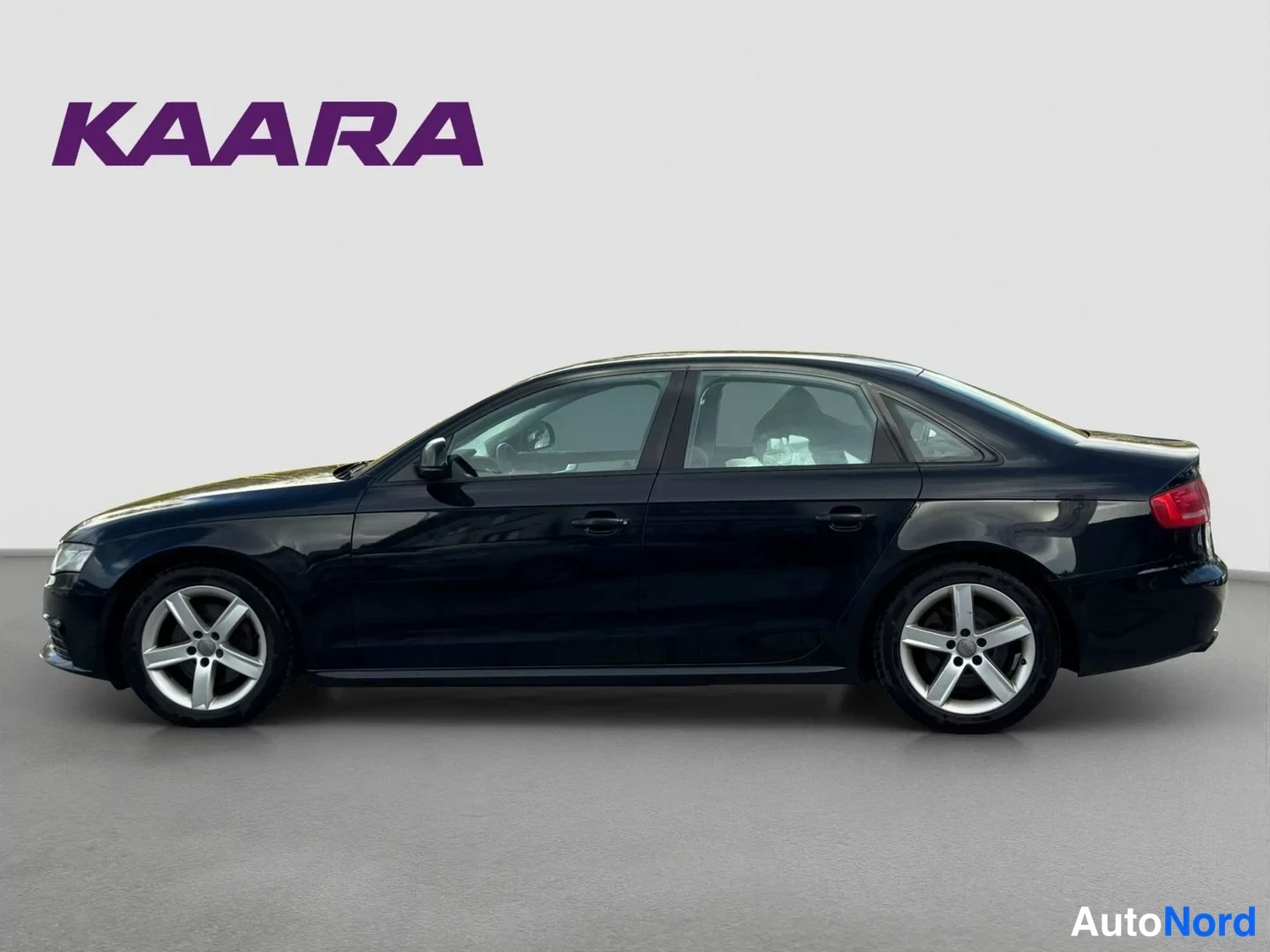 Sivulta: Sivukulma kuvattu Audi A4 -sedanista, koko auto mustana näkyvissä.