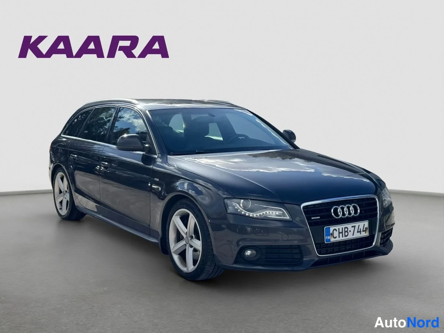 Etuviisto, nokka oikealle: Tummanharmaa Audi A4 Avant etuviistosta oikealta, rekisteritunnus näkyy etupuskurissa.