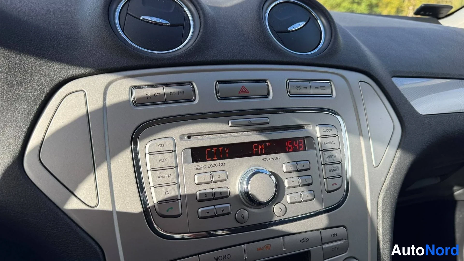 Muu: Kojelaudan keskiosa: Ford 6000 CD -radio, jossa CD-, AUX- ja AM/FM-toiminnot, näytössä teksti CITY FM 1543.