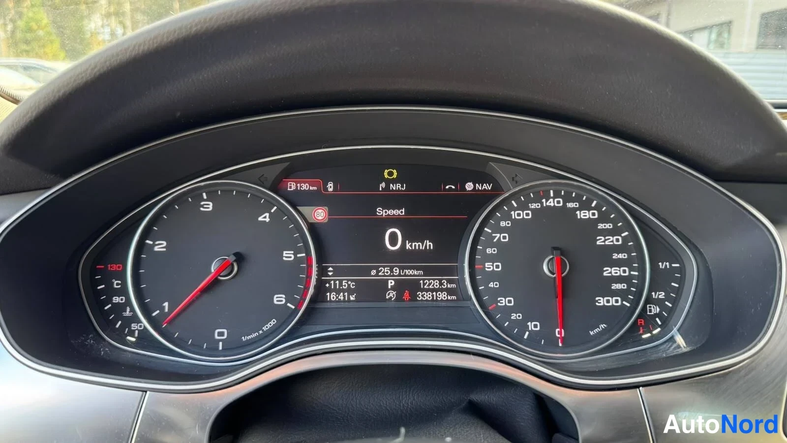 Sivulta: Audi A7:n kylki valokuvattuna ilmastointikoneen päällä: auton takapää, oikea takaovikenttä ja etuosa näkyvät.