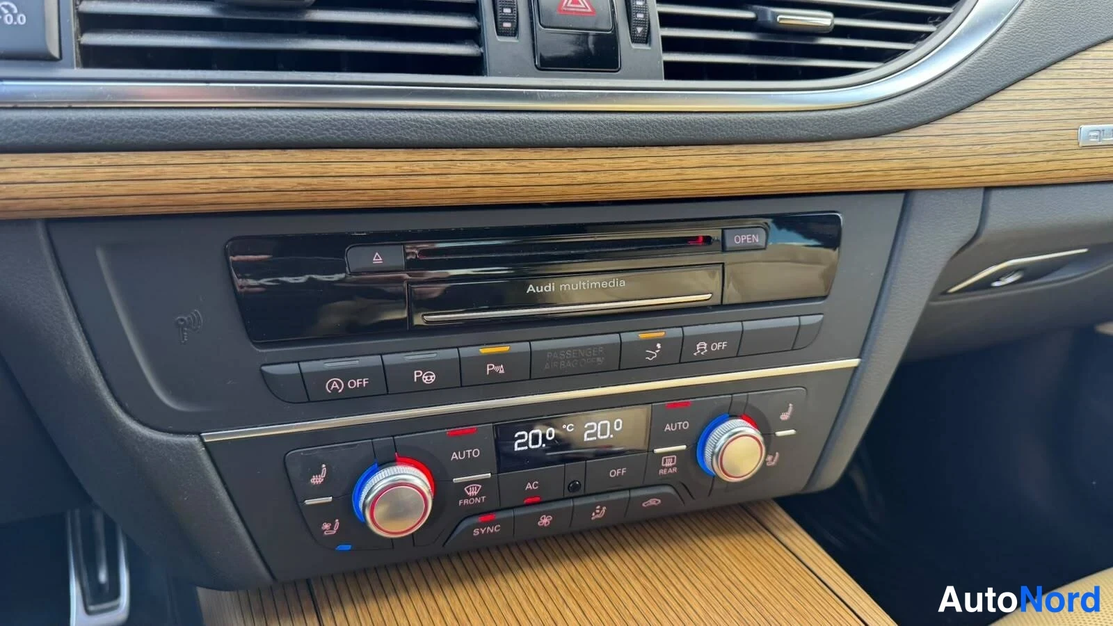 Muu: Audi A7:n keskikonsoli: Audi multimedia -yksikkö, peruutustutkatähtäimet (P-kuvakkeet), A OFF -nappi ja kaksivyöhyteilmastointi 20,0 °C