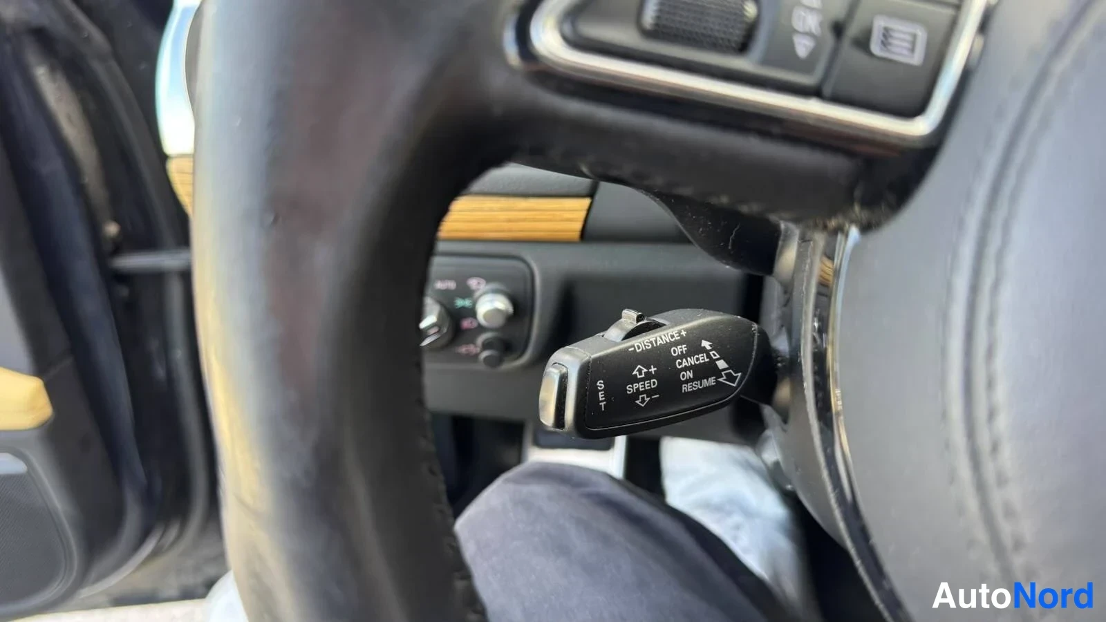 Muu: Audi A7:n ratin takainen vakionopeudensäädinputki, jossa merkinnät DISTANCE+, SPEED, OFF, CANCEL, ON ja RESUME