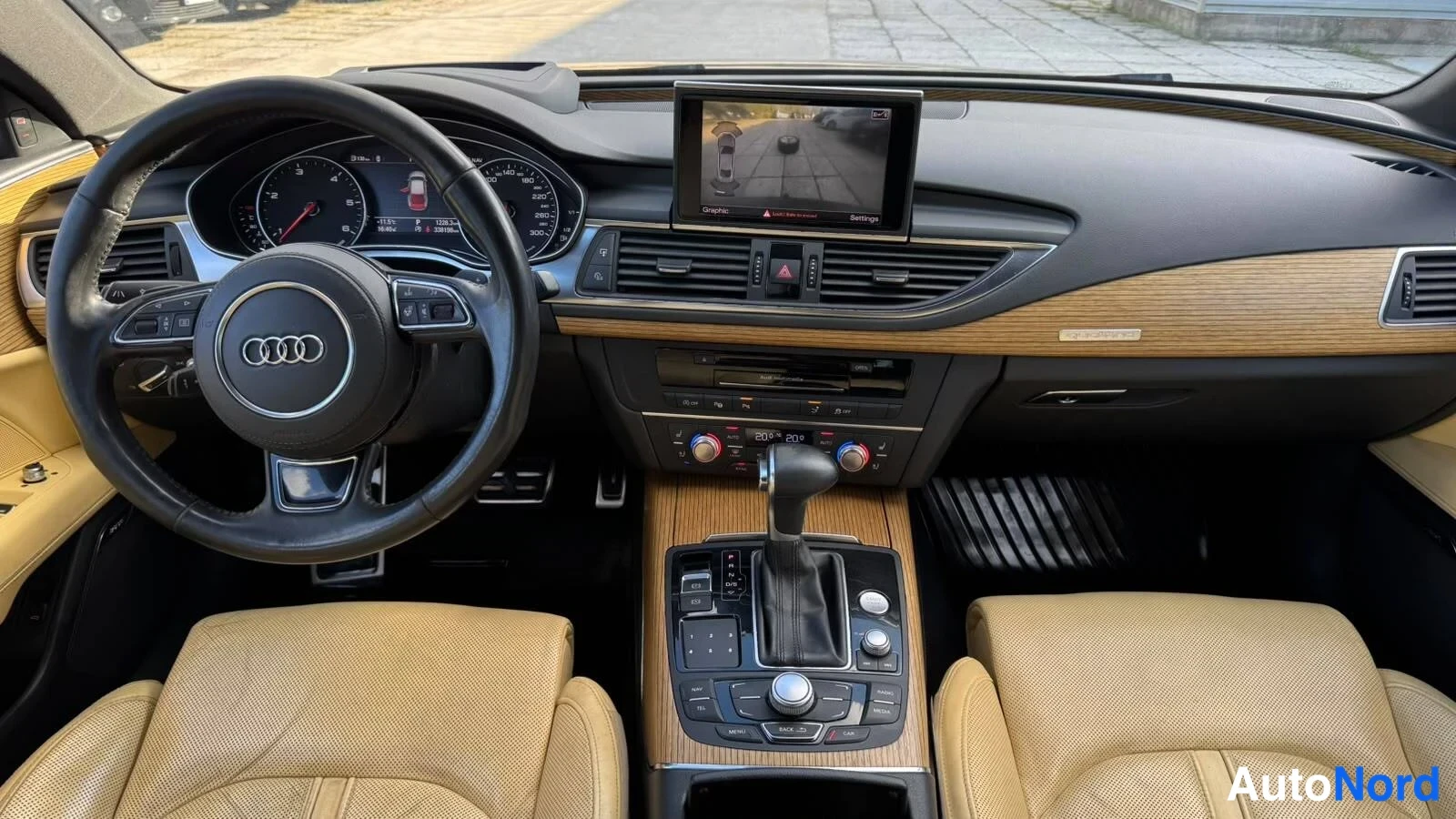 Muu: Ohjaamo ylhäältä: Audi-ohjauspyörä, analogiset mittarit ja keskikonsolin vaihtajanappi; kaksi etuistuinta beigea nahkaa ja takaistuin verhoiltuna.