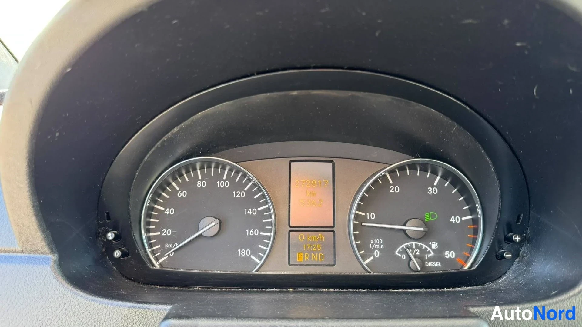 Muu: Mittaristo lähikuvassa: nopeusmittari asteikolla jopa 180 km/h, polttoainemittari ja näyttö, jossa lukee 372 817 km ja 0 km/h.