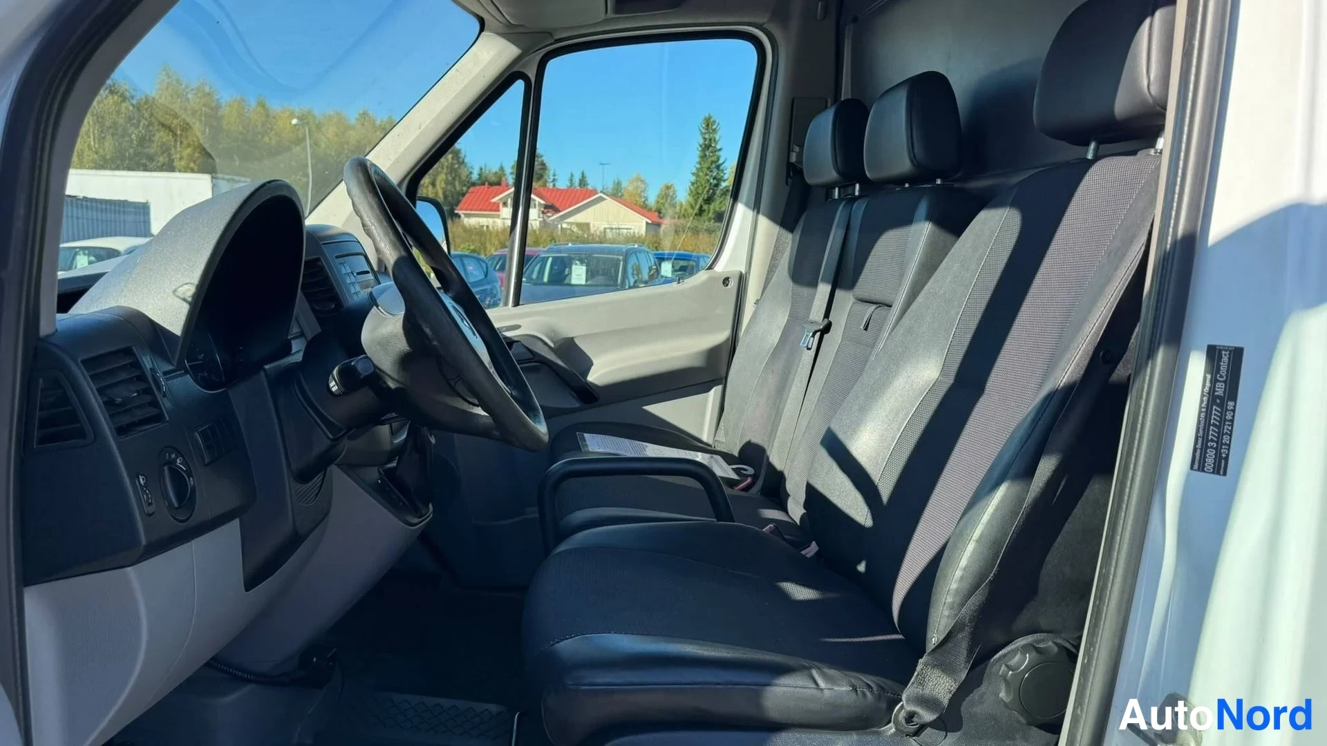 Muu: Ohjaamosta oikealle kuvattuna; penkillä kolme istumapaikkaa pääntukeineen ja auton A-pilari.
