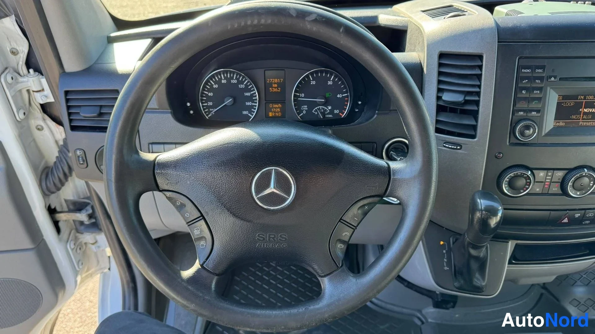 Muu: Ohjaamo kuvattu ohjauspyörän kohdalta: Mercedes-merkillä varustettu ohjauspyörä, mittaristo, radio ja vaihteenvalitsin näkyvillä. Matkamittari näyttää 372 817 k
