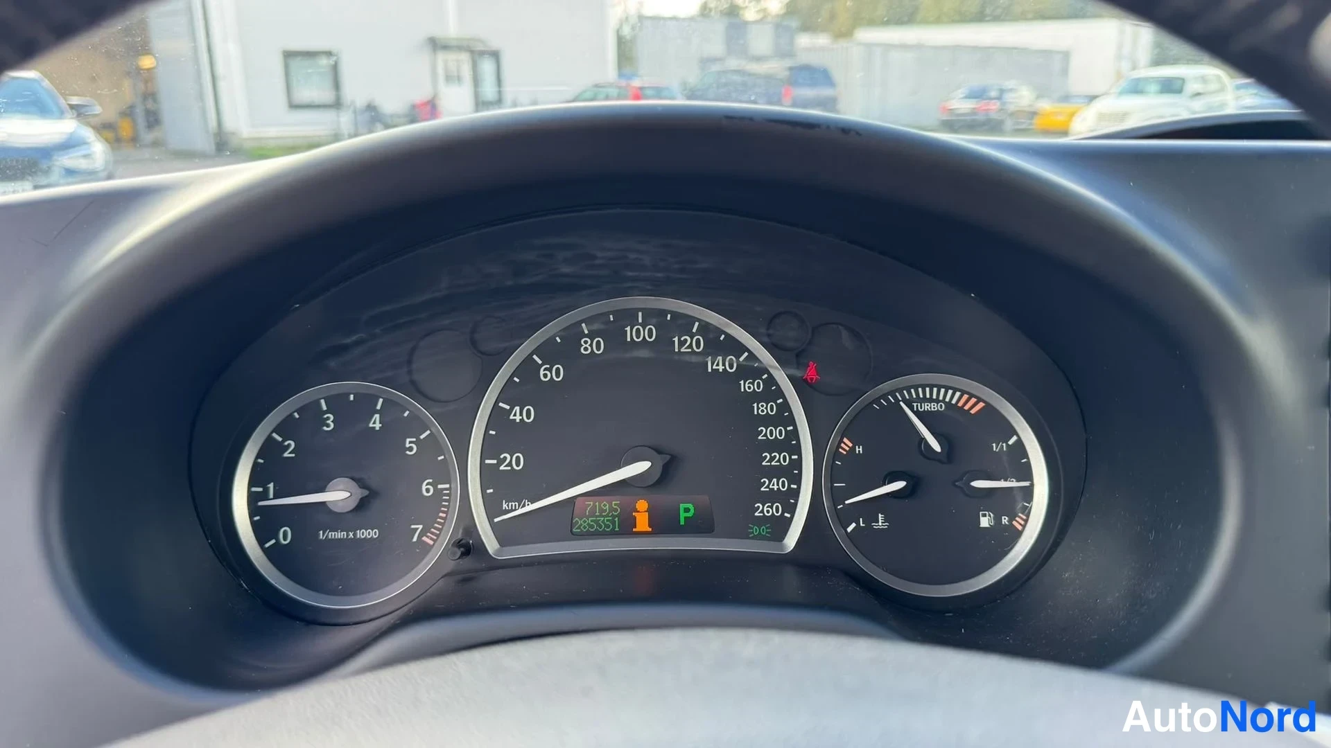 Muu: Mittaristo lähikuvassa: nopeusmittari, kierroslukumittari, turbo- ja polttoainemittari, matkamittari 265531 km, vaihde P.