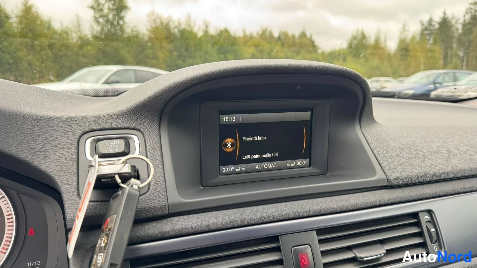 Muu: Kojelaudan infonäyttö näyttää Bluetooth-kytkentävalikon, avaimet start/stop-painikkeen alla.