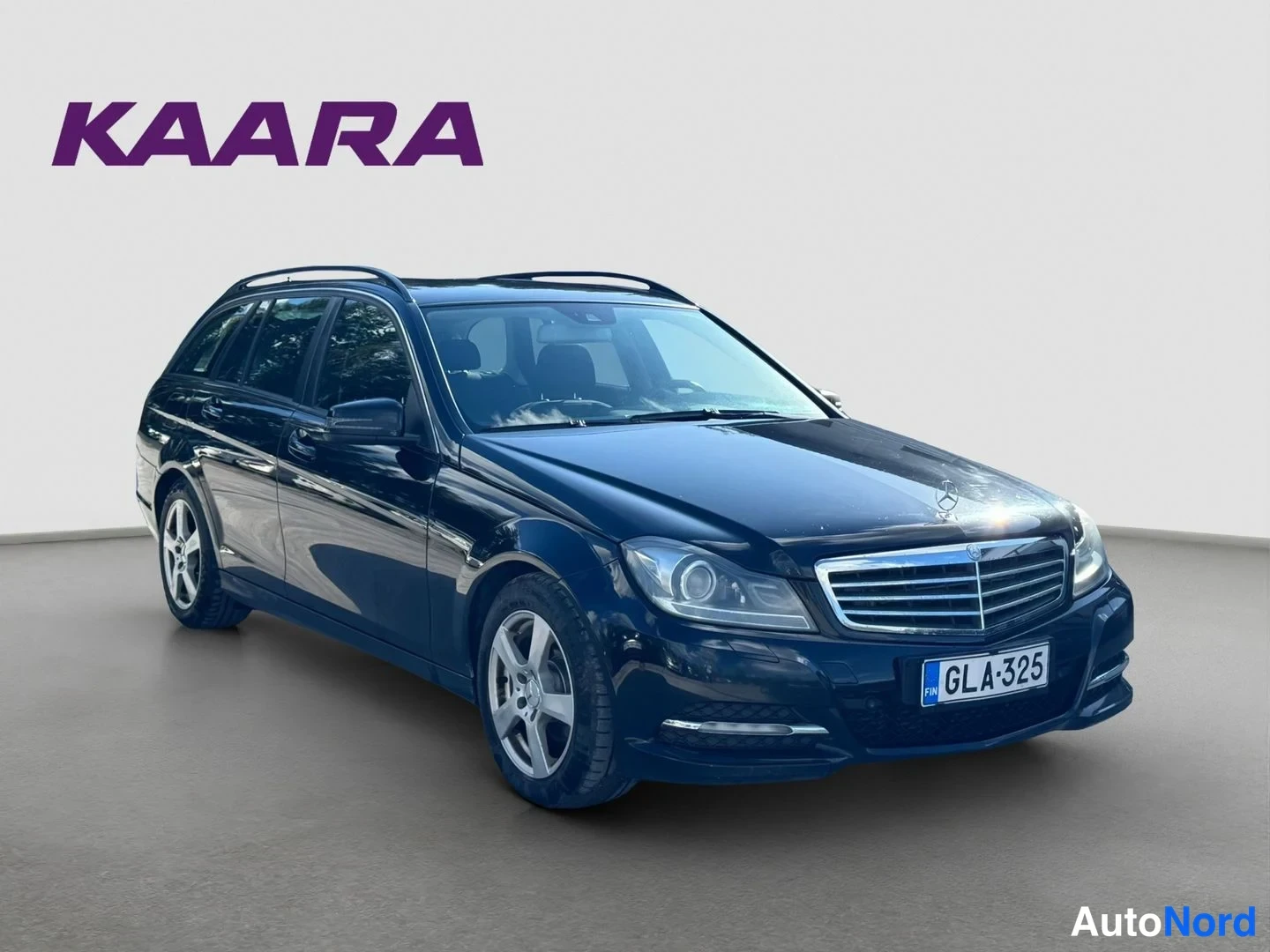 Etuviisto, nokka oikealle: Mercedes-Benz C-sarjan farmari, tummansininen, kolmeneljänneskuva edestä oikealta, rekisteritunnus