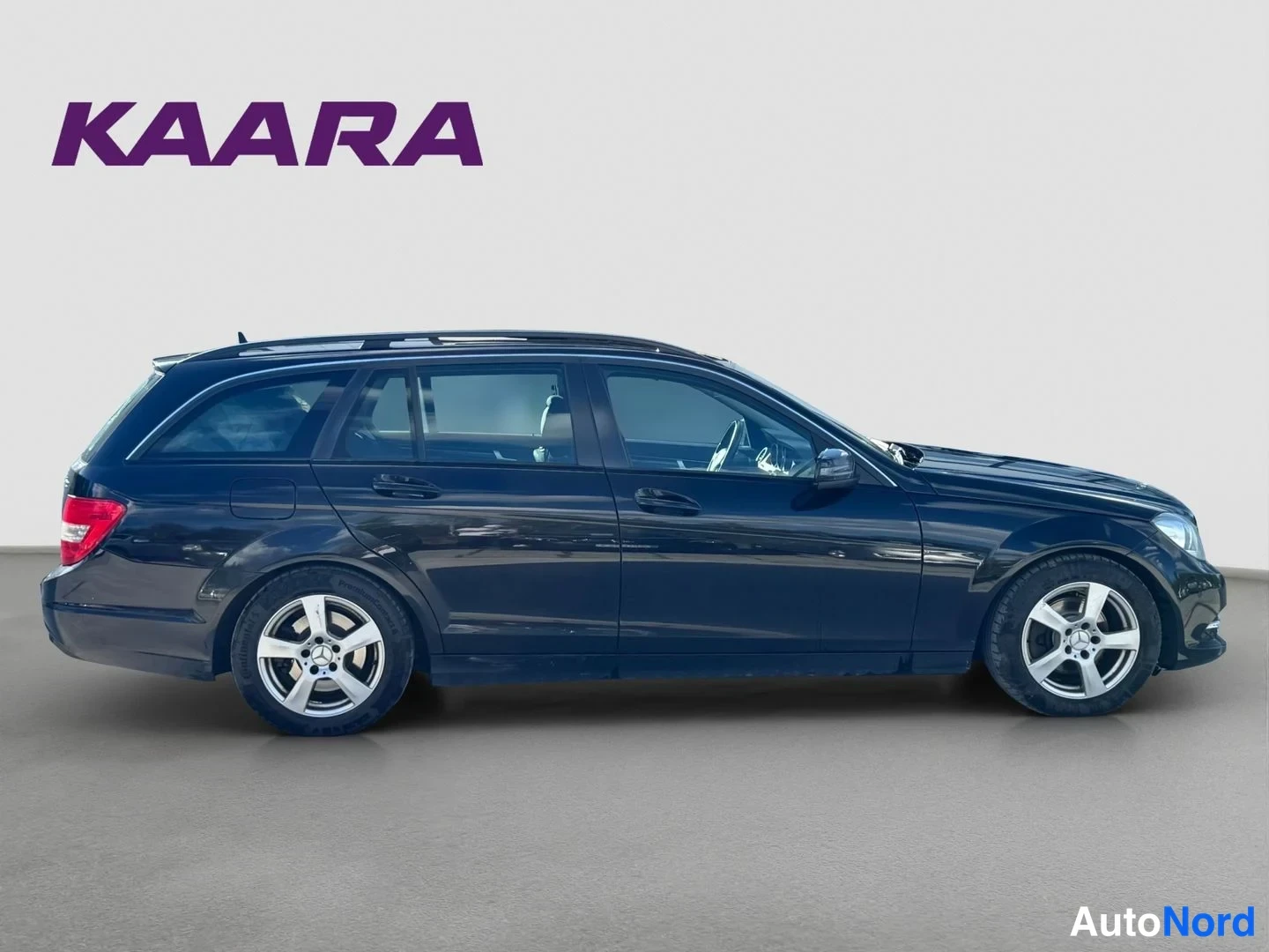 Sivulta: Mercedes-Benz C-sarjan farmari, tummansininen, sivukuva vasemmalta