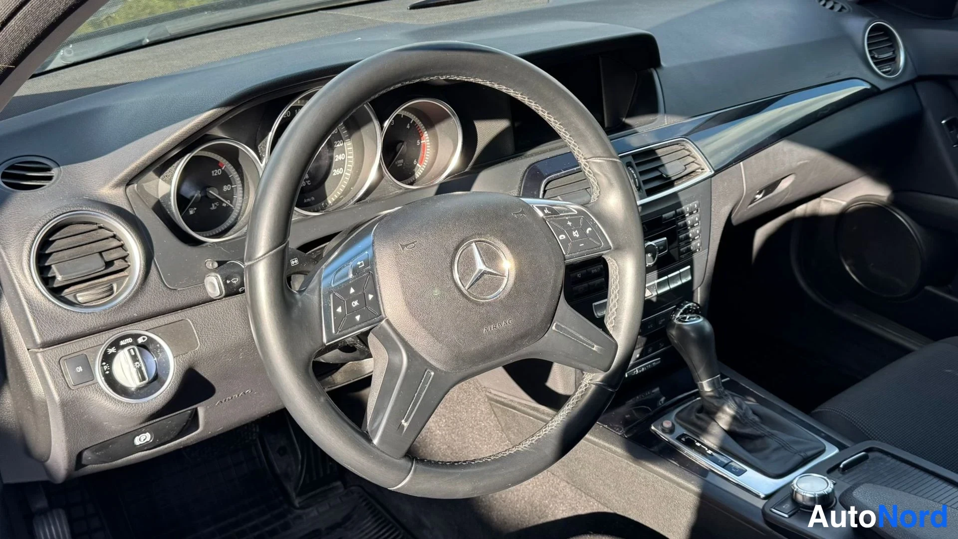 Muu: Ohjaamo ja Mercedes-tunnusmerkillinen ohjauspyörä kojelaudan osissa