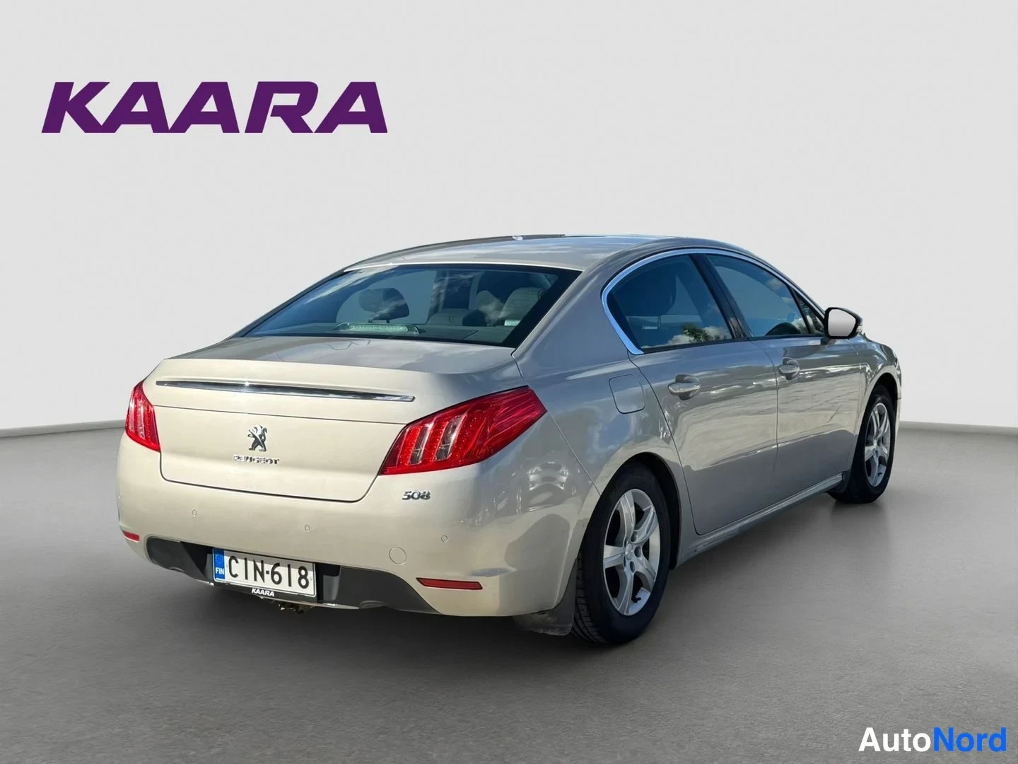 Takaviisto: Auton takakulma vasemmalta, rekisteri, vaaleanbeige sedan.