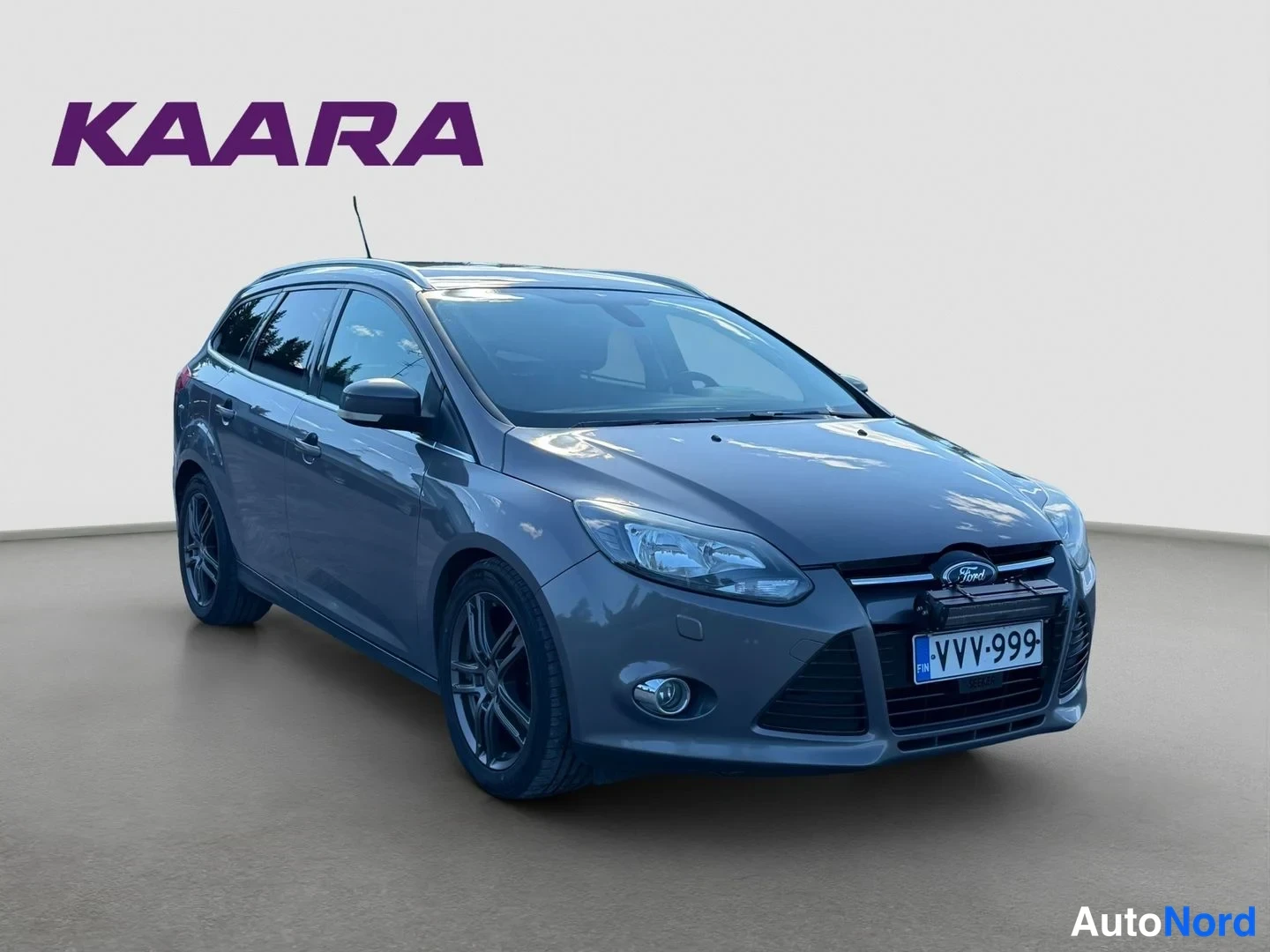 Etuviisto, nokka oikealle: Ford Focus -farmarin etukulma toiselta suunnalta, keula oikealla ja harmaa kori.