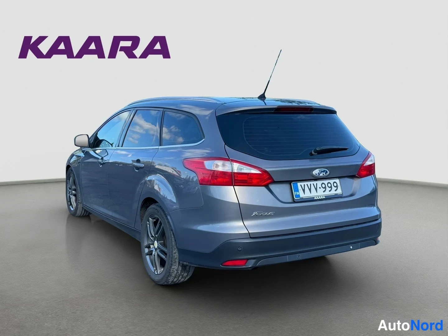 Takaviisto: Ford Focus -farmarin takakulma: tummanharmaa kori, takavalot, bootlid ja rekisterikilpi näkyvät.