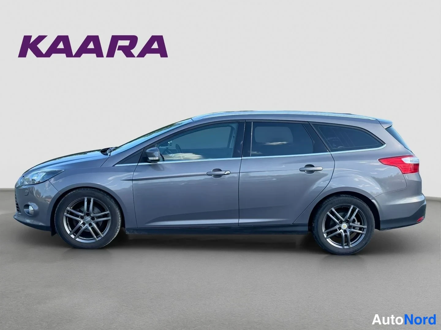 Sivulta: Ford Focus -farmarin sivuprofiili vasemmalta: tummanharmaa kori, kattokaiteet ja moni intervalli-vanteet.