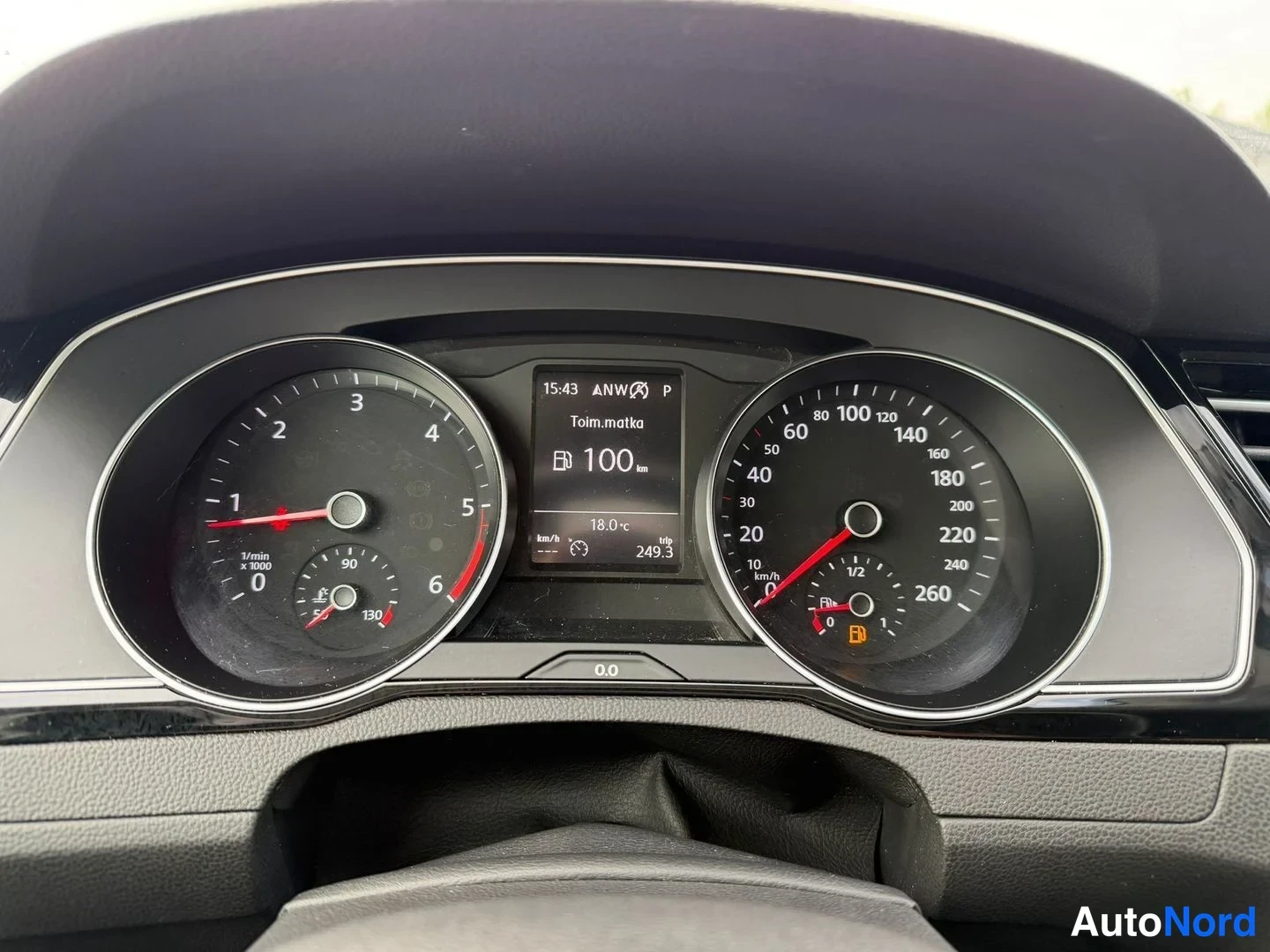 Muu: Autojen kojelauta: analogiset mittarit ja keskinäyttö näyttää 249,3 km kulun ja 100 km toimintamatkan.