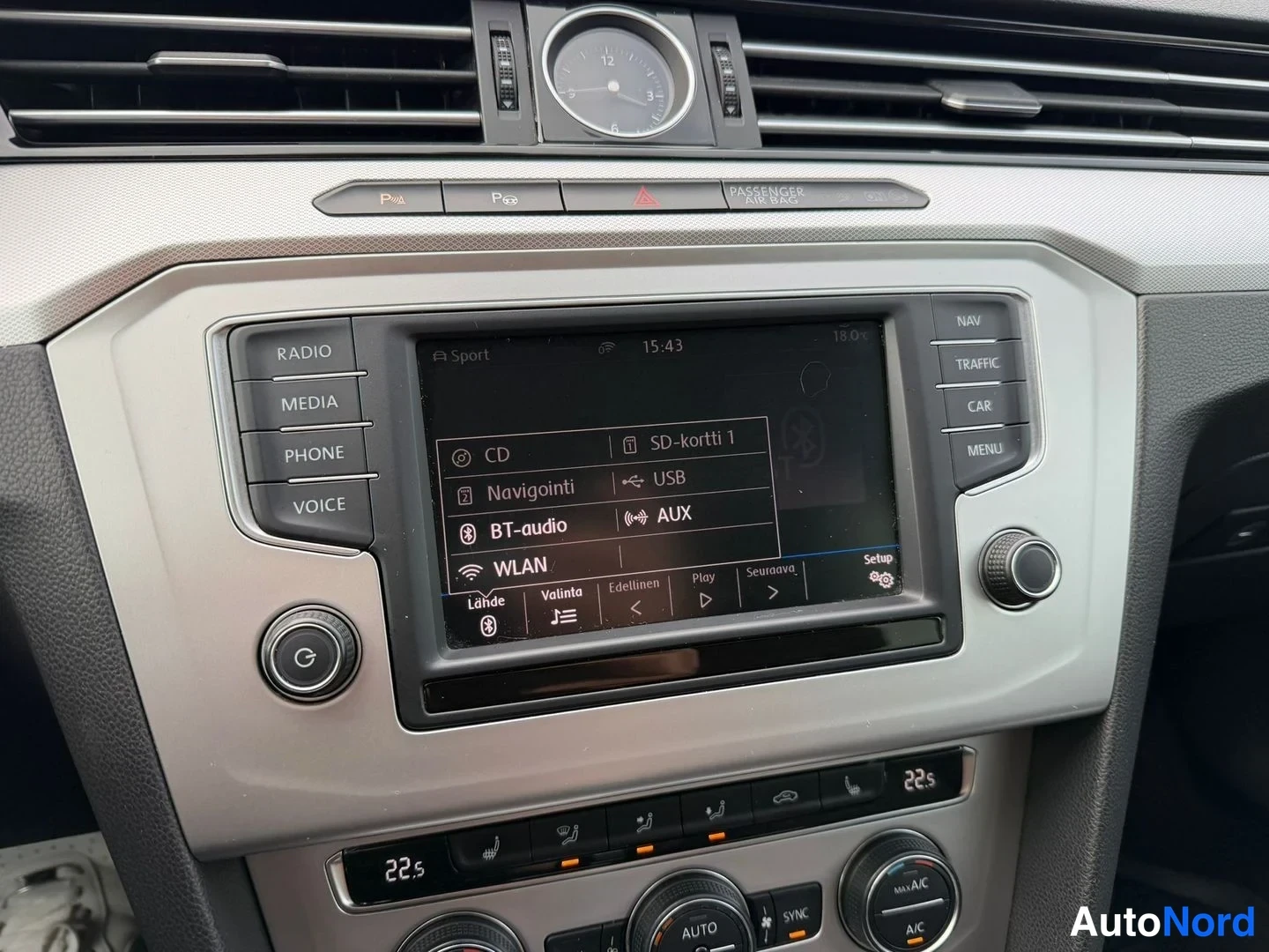 Muu: Keskikonsoli: radiopainikkeet (RADIO, MEDIA, PHONE, VOICE), navigointipainikkeet (NAV, TRAFFIC, CAR, MENU) ja kosketusnäyttö valikolla, jolla on CD, SD-kortti 1