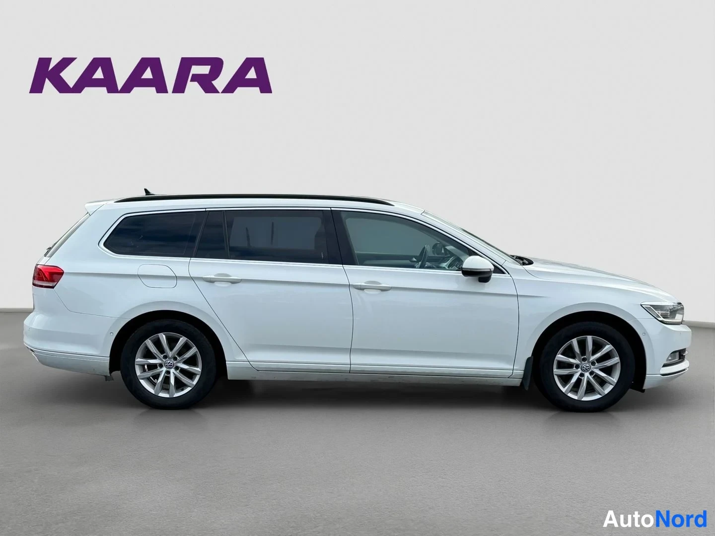 Sivulta: Valkoinen Volkswagen Passat Variant farmari sivulta vasemmalta katsottuna, hopeiset kevytmetallivanteet, harmaa studiofps