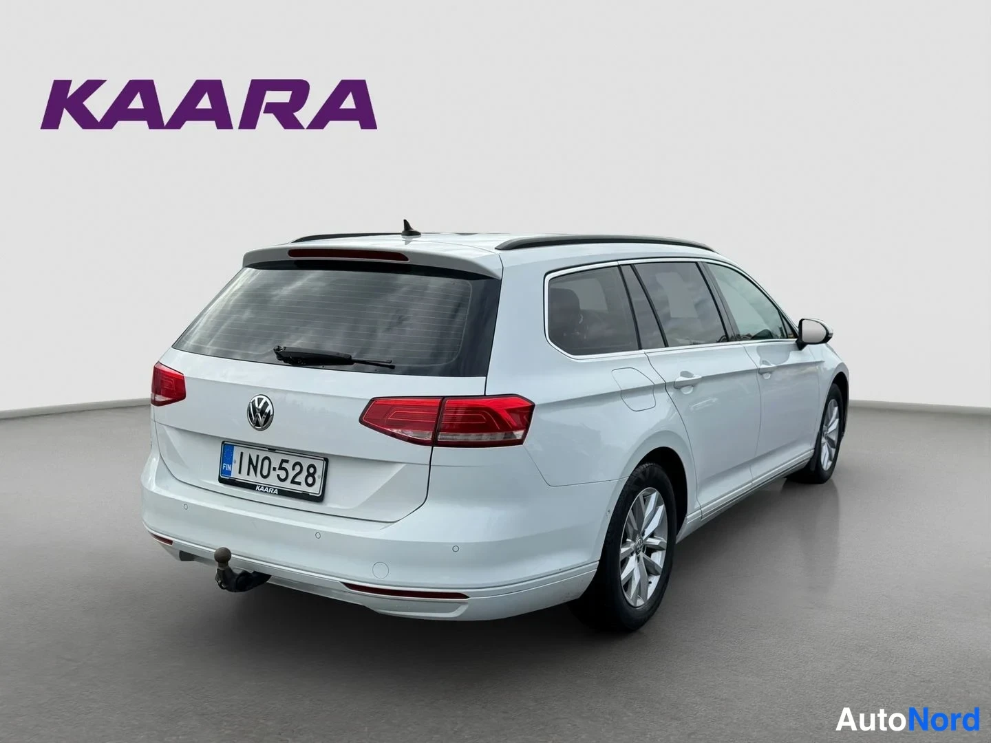 Takaviisto: Valkoinen Volkswagen Passat Variant farmari takaviistosta oikealta, rekisterikilpi IN0-528, taaksekytketty vetokoukku