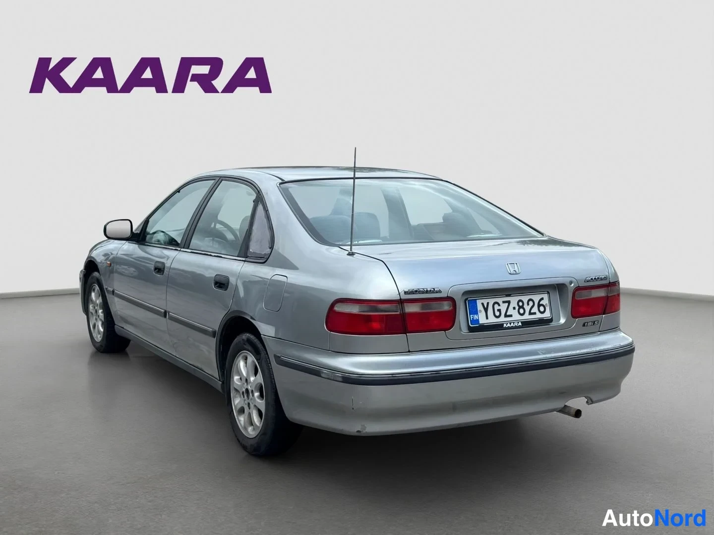 Takaviisto: Hopeanvärinen Honda Accord -sedan takaa vino-ongelmasta kuvattuna; rekisterikilpi ja Honda-merkki takaluukissa näkyvät.