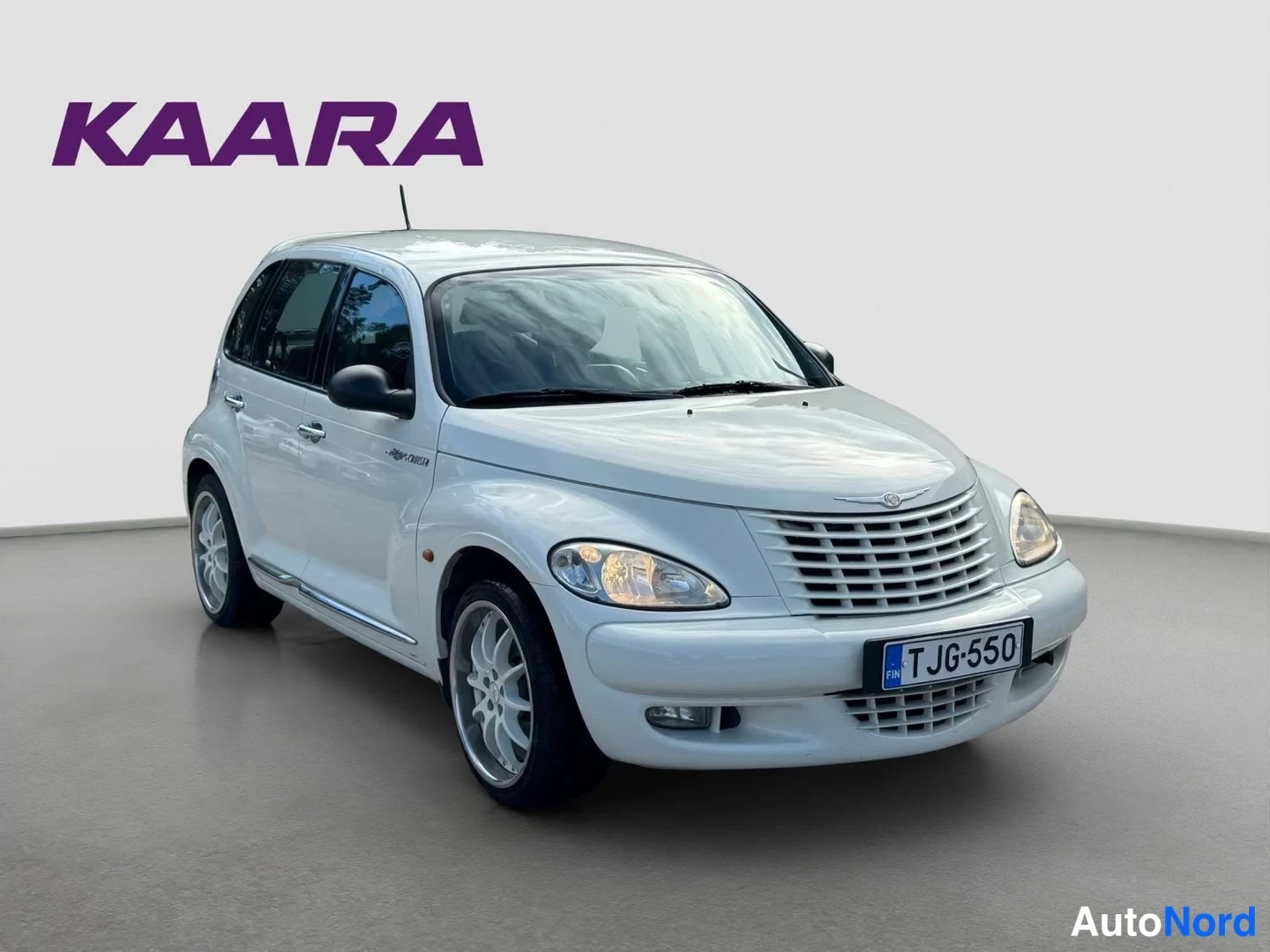 Etuviisto, nokka oikealle: Valkoinen Chrysler PT Cruiser etuviistossa oikealta, rekisteritunnus T JG-550