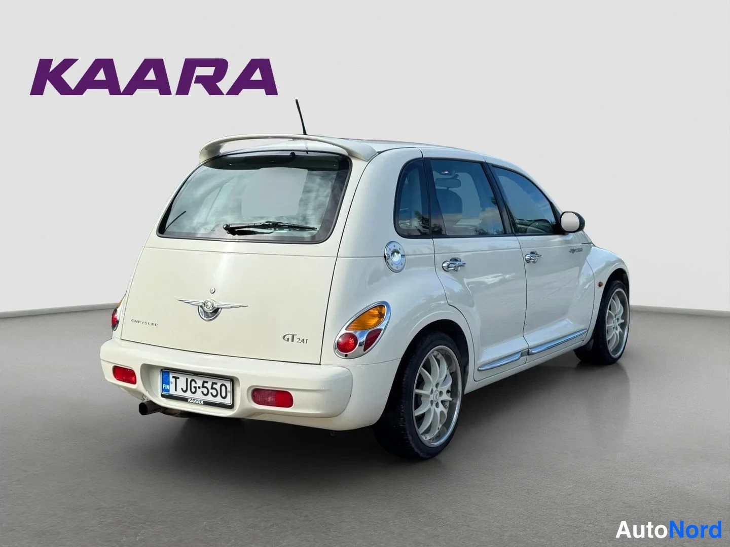 Takaviisto: Valkoinen Chrysler PT Cruiser takaviistossa, rekisteritunnus T JG-550, takaluukissa GT-merkki