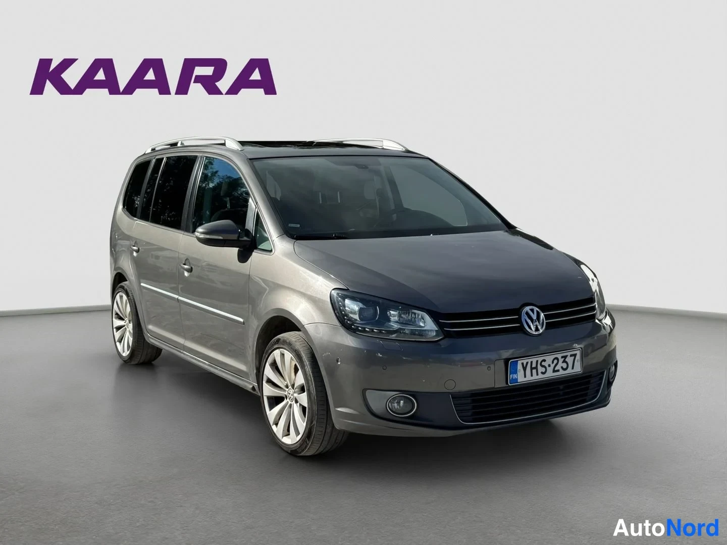 Etuviisto, nokka oikealle: Volkswagen Touran etukulmasta oikealle, tummanharmaa, rekisteritunnus