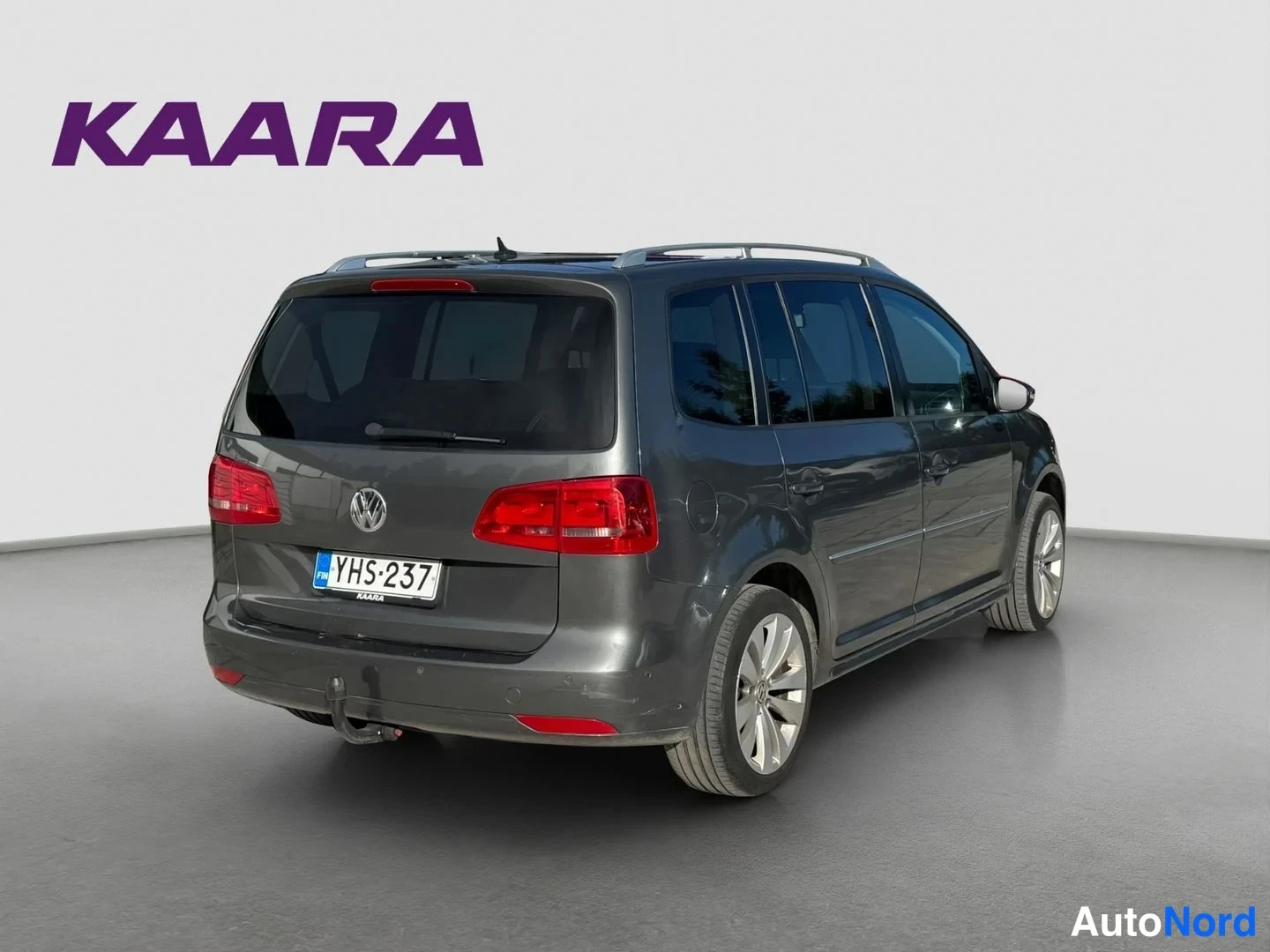 Takaviisto: Volkswagen Touran takakulmasta vasemmalle, tummanharmaa, rekisteritunnus