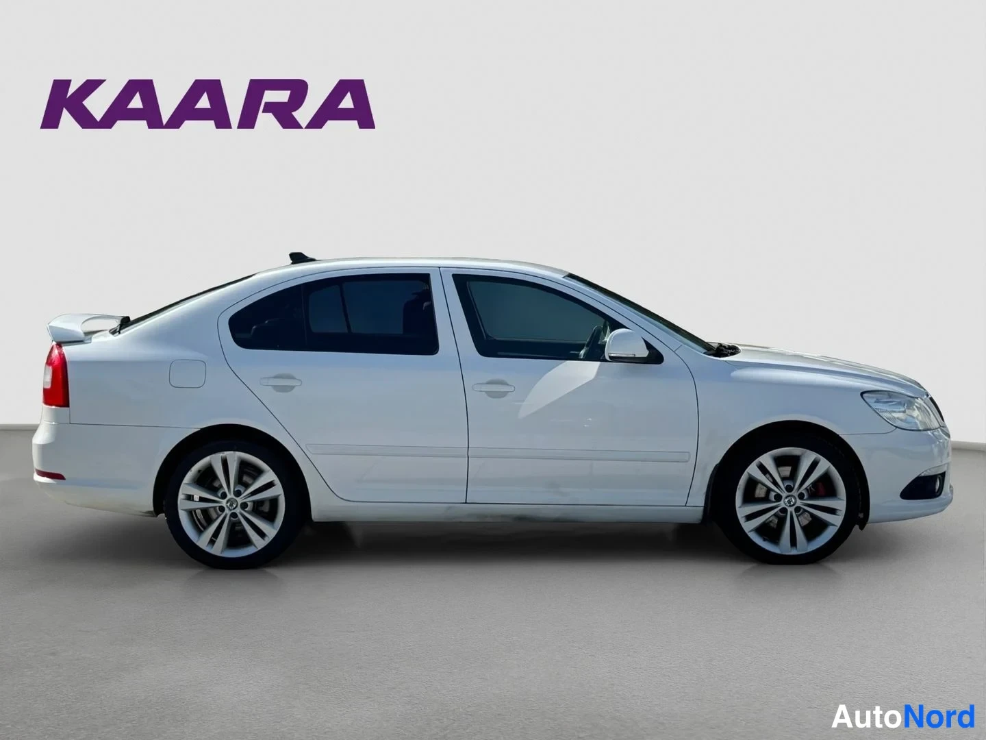 Sivulta: Valkoisen Skoda Octavian sivuprofiili